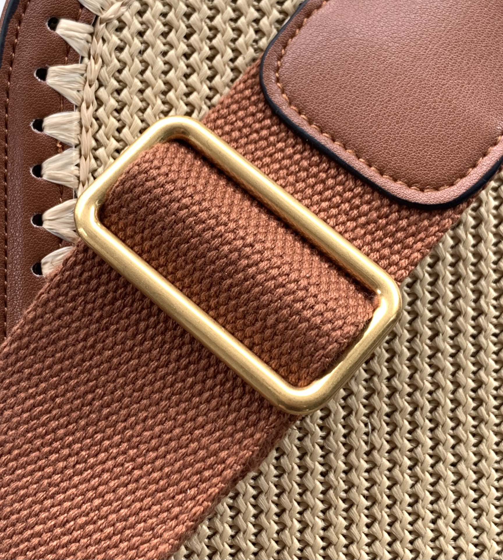 New❤新品手工编织配柔软粒面小牛皮手袋，饰有金属VLOGO SIGNATURE 细节。得益于可拆卸提手