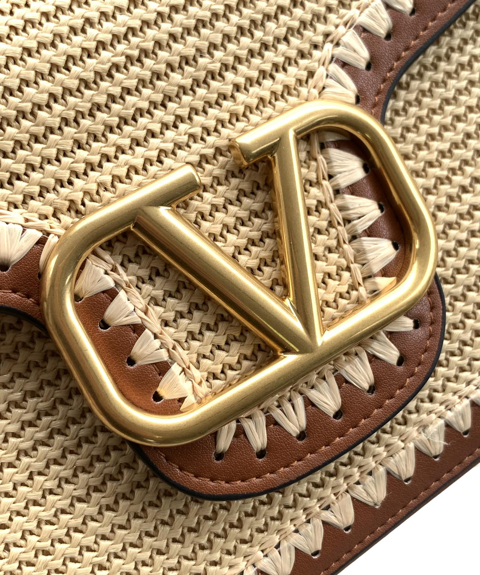 New❤新品手工编织配柔软粒面小牛皮手袋，饰有金属VLOGO SIGNATURE 细节。得益于可拆卸提手