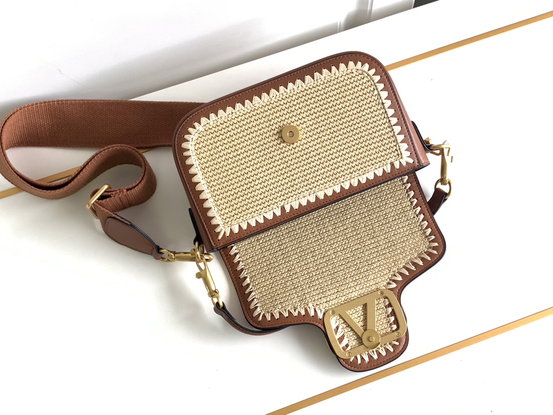 New❤新品手工编织配柔软粒面小牛皮手袋，饰有金属VLOGO SIGNATURE 细节。得益于可拆卸提手