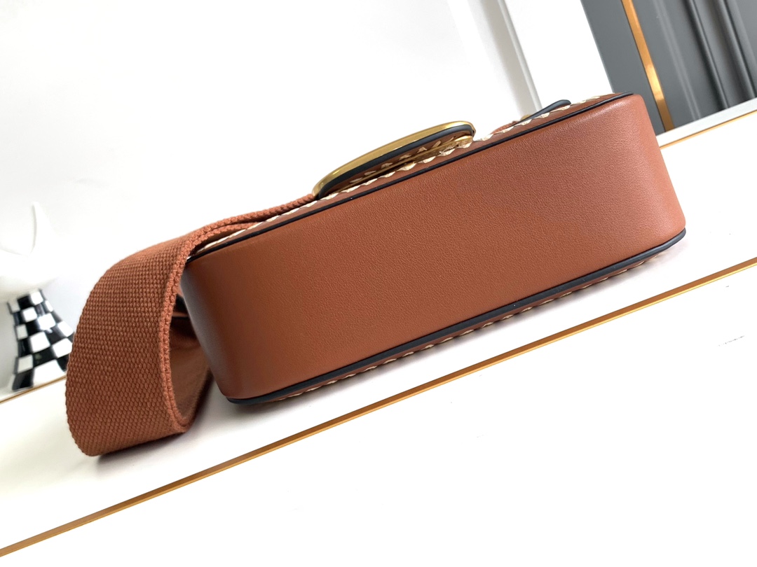 New❤新品手工编织配柔软粒面小牛皮手袋，饰有金属VLOGO SIGNATURE 细节。得益于可拆卸提手