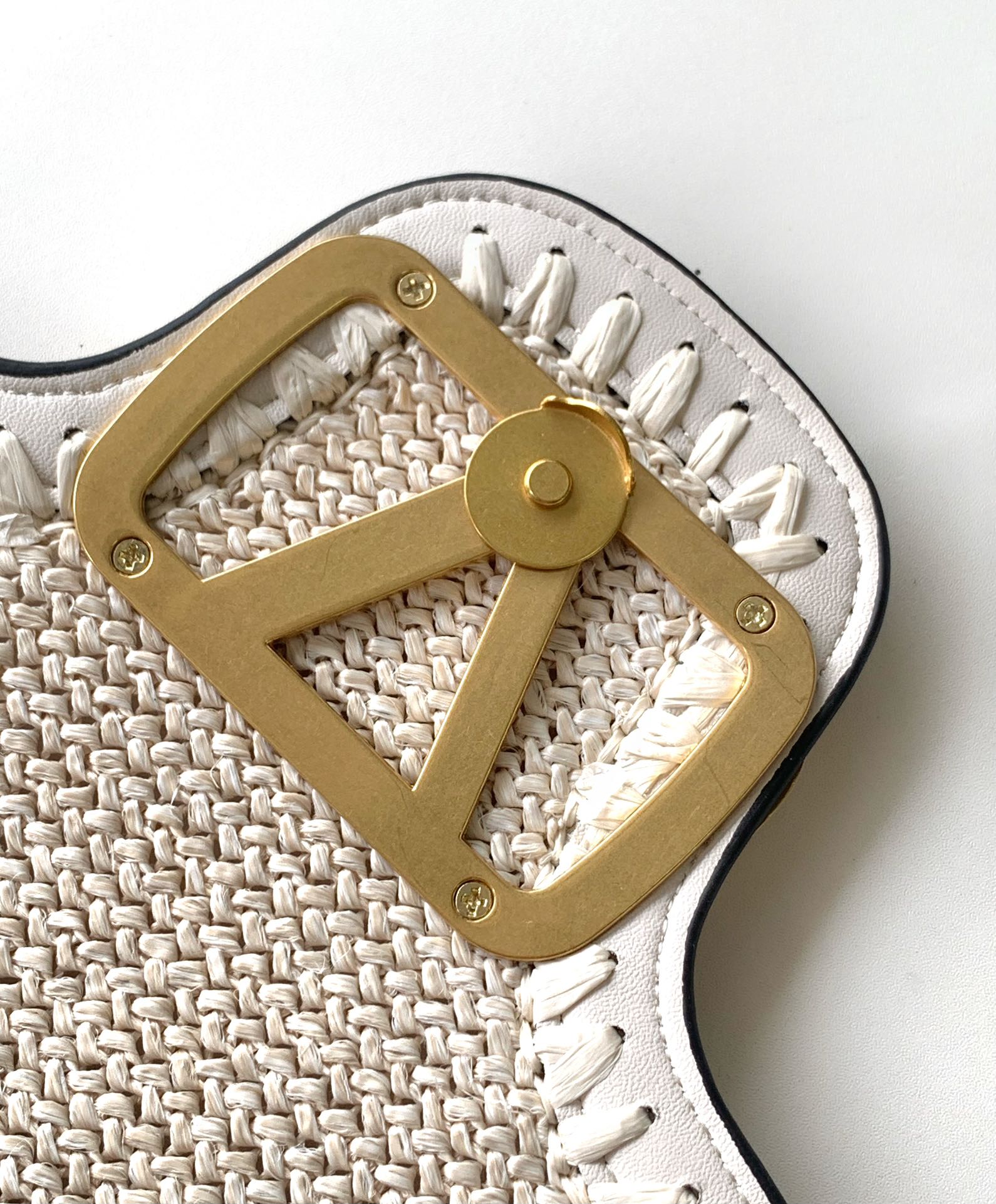 New❤新品手工编织配柔软粒面小牛皮手袋，饰有金属VLOGO SIGNATURE 细节。得益于可拆卸提手