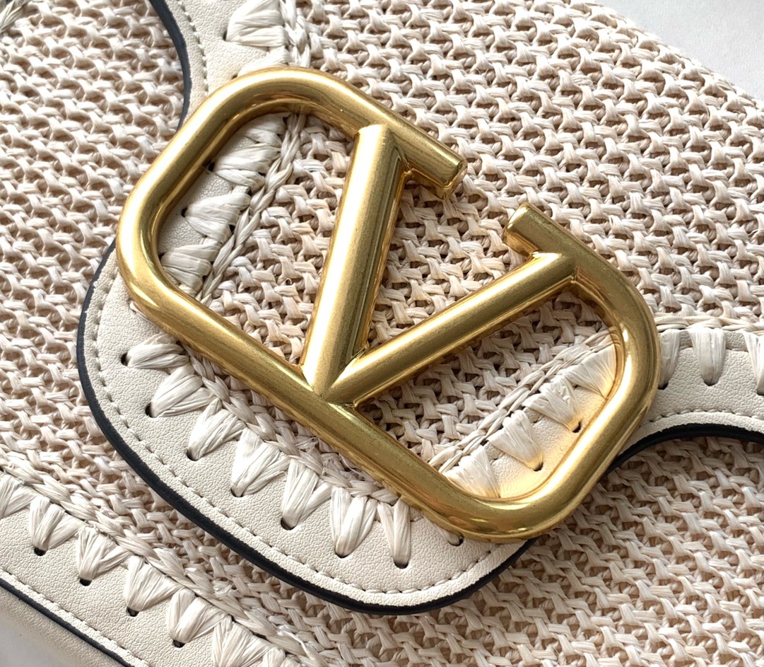 New❤新品手工编织配柔软粒面小牛皮手袋，饰有金属VLOGO SIGNATURE 细节。得益于可拆卸提手