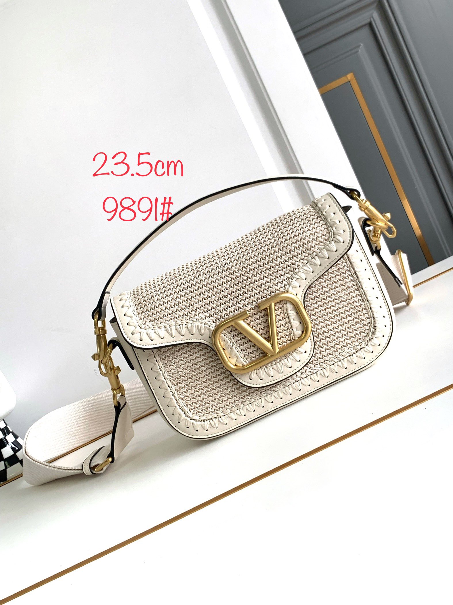 New❤新品手工编织配柔软粒面小牛皮手袋，饰有金属VLOGO SIGNATURE 细节。得益于可拆卸提手