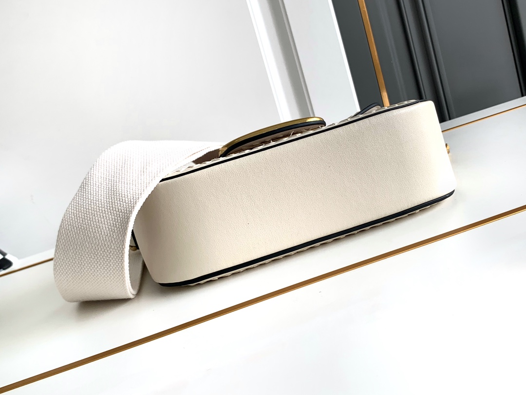 New❤新品手工编织配柔软粒面小牛皮手袋，饰有金属VLOGO SIGNATURE 细节。得益于可拆卸提手