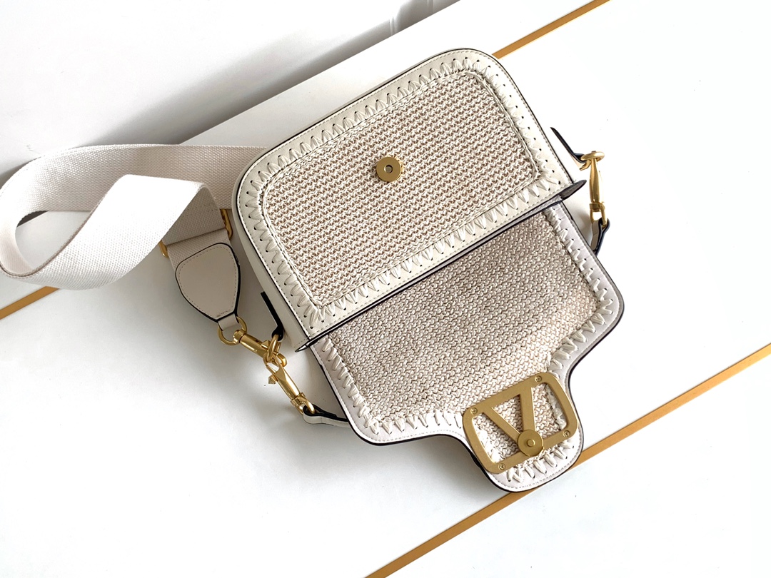 New❤新品手工编织配柔软粒面小牛皮手袋，饰有金属VLOGO SIGNATURE 细节。得益于可拆卸提手