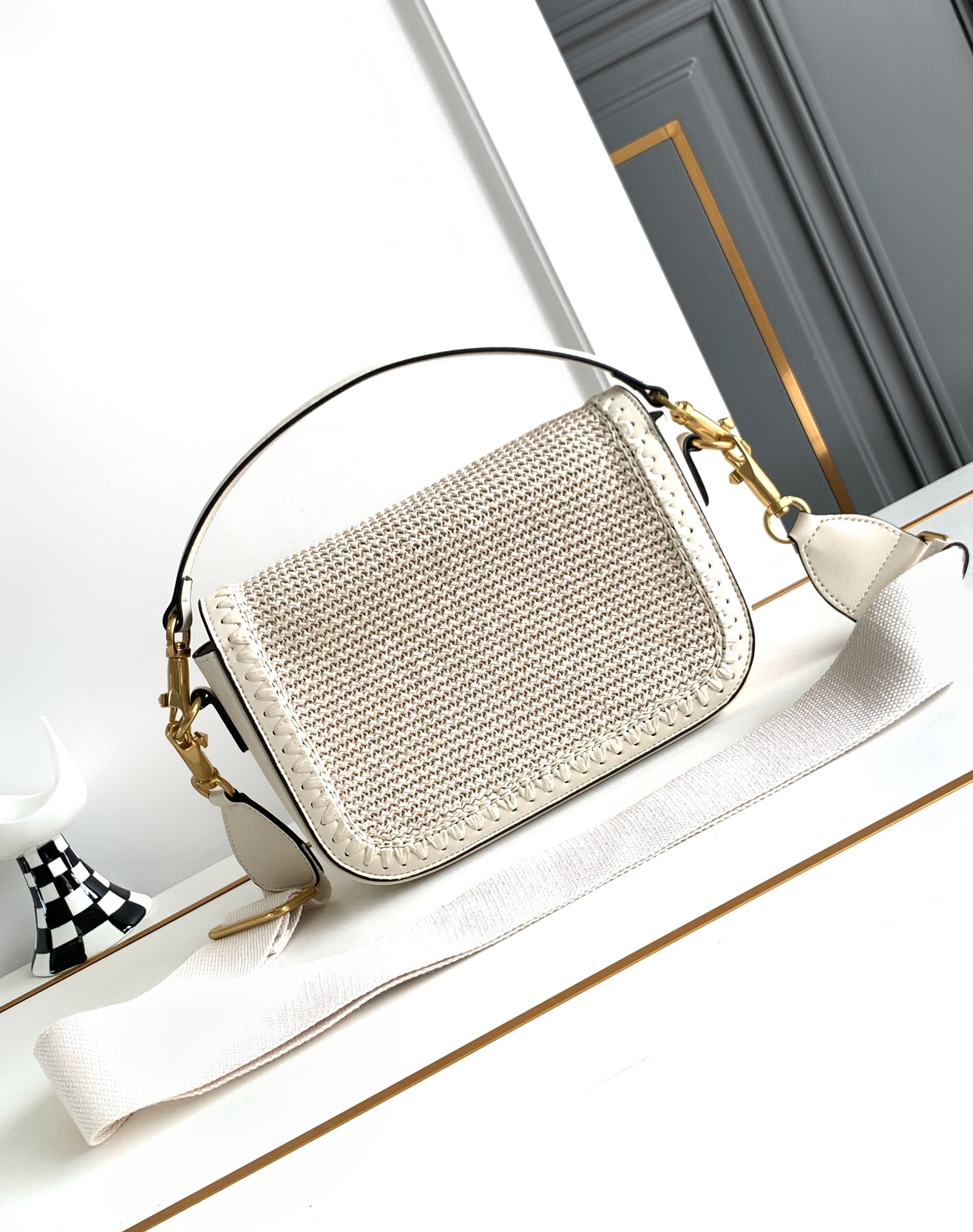 New❤新品手工编织配柔软粒面小牛皮手袋，饰有金属VLOGO SIGNATURE 细节。得益于可拆卸提手