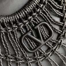 🆕 Garavani Allknots 麻编织托特包,饰以同色系皮扣Vlogo Signature 细节 🆕 Garavani Allknots 麻编织托特包,饰以同色系皮扣Vlogo Signature 细节