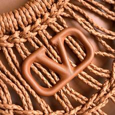 🆕 Garavani Allknots 麻编织托特包,饰以同色系皮扣Vlogo Signature 细节 🆕 Garavani Allknots 麻编织托特包,饰以同色系皮扣Vlogo Signature 细节