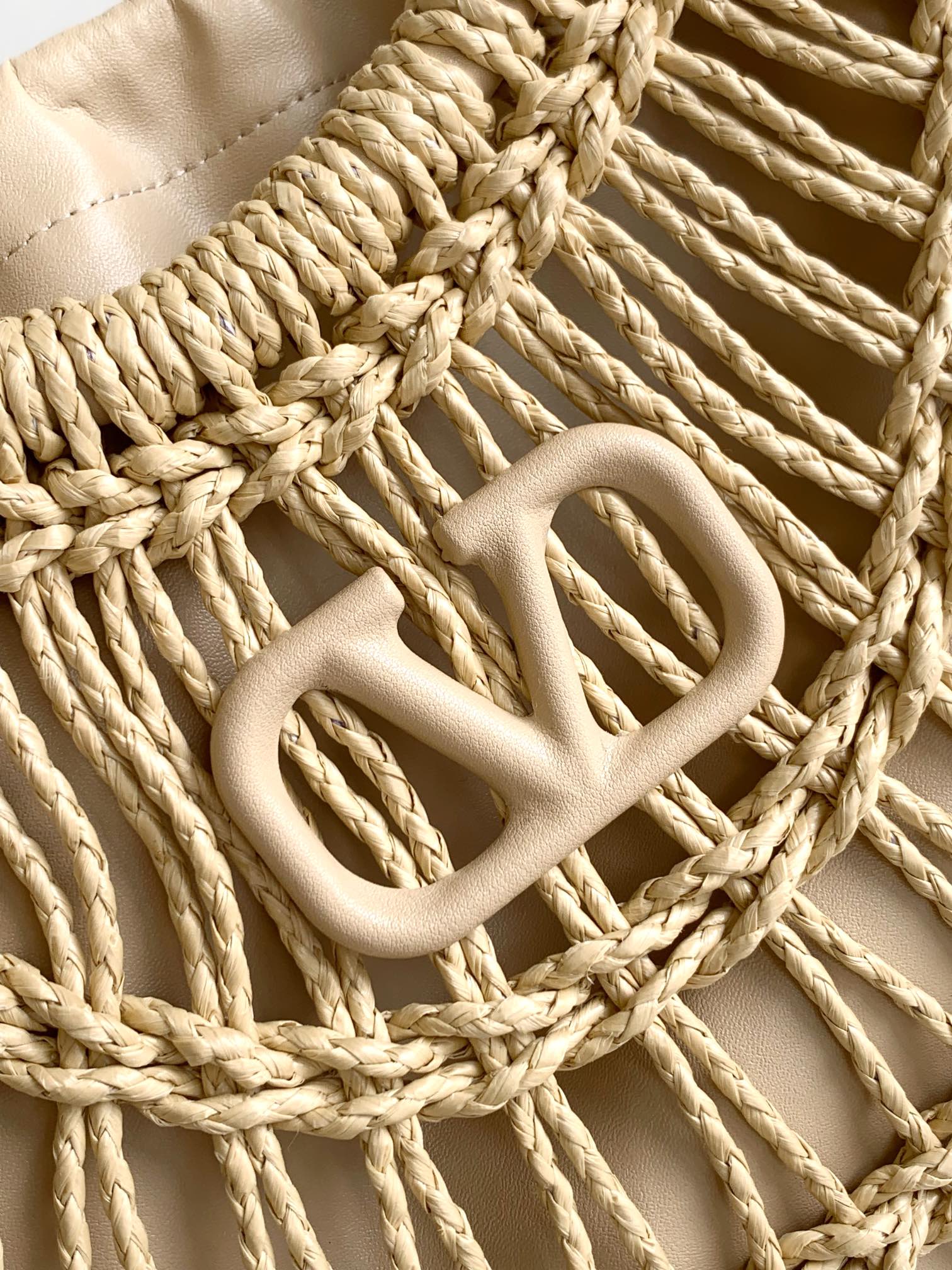 🆕 Garavani Allknots 麻编织托特包,饰以同色系皮扣Vlogo Signature 细节 🆕 Garavani Allknots 麻编织托特包,饰以同色系皮扣Vlogo Signature 细节