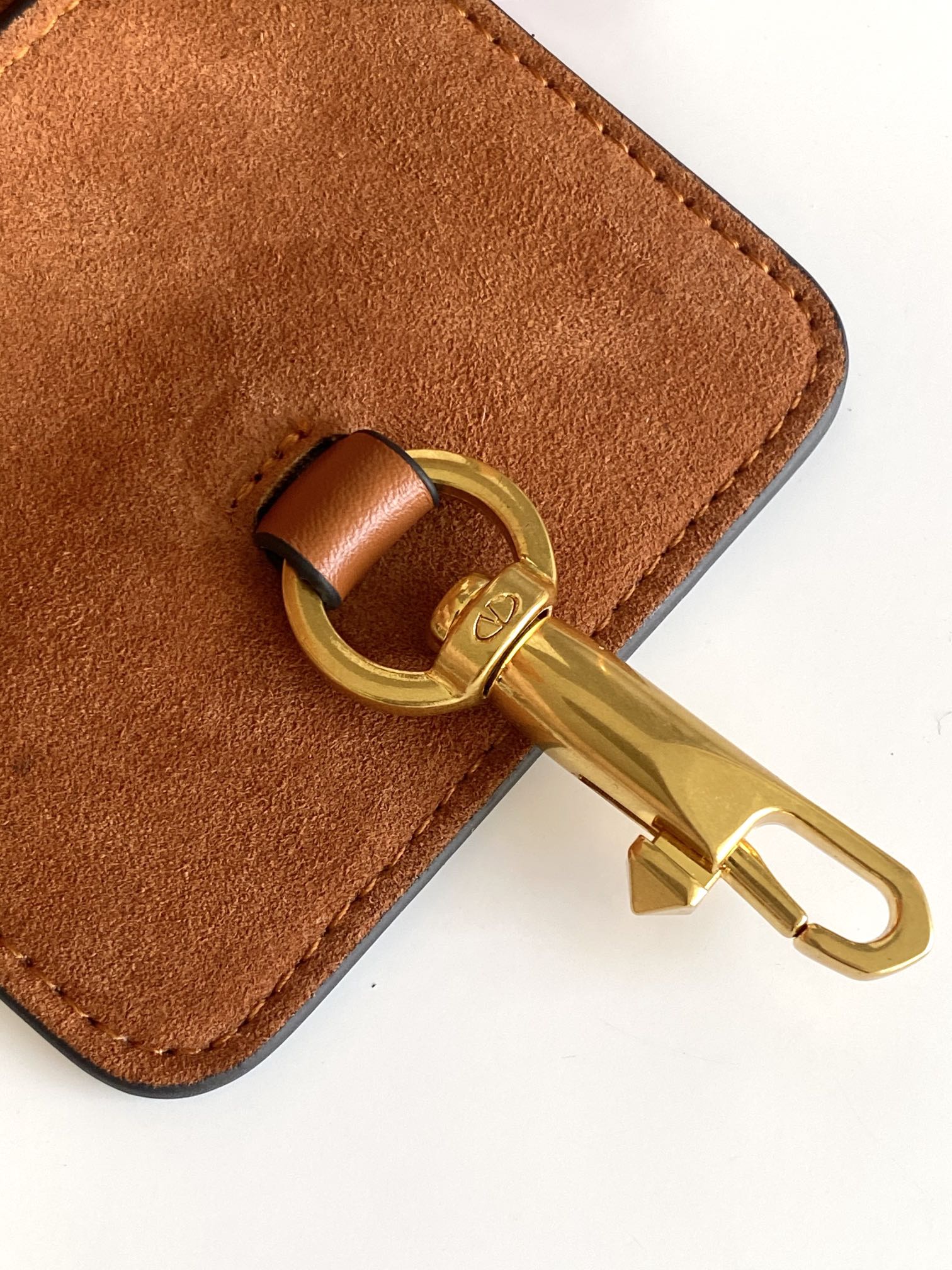 🆕Garavani VLOGO Escape 鹿绒皮大号购物袋，包袋两侧点缀红色细节，金属徽标饰件可用在