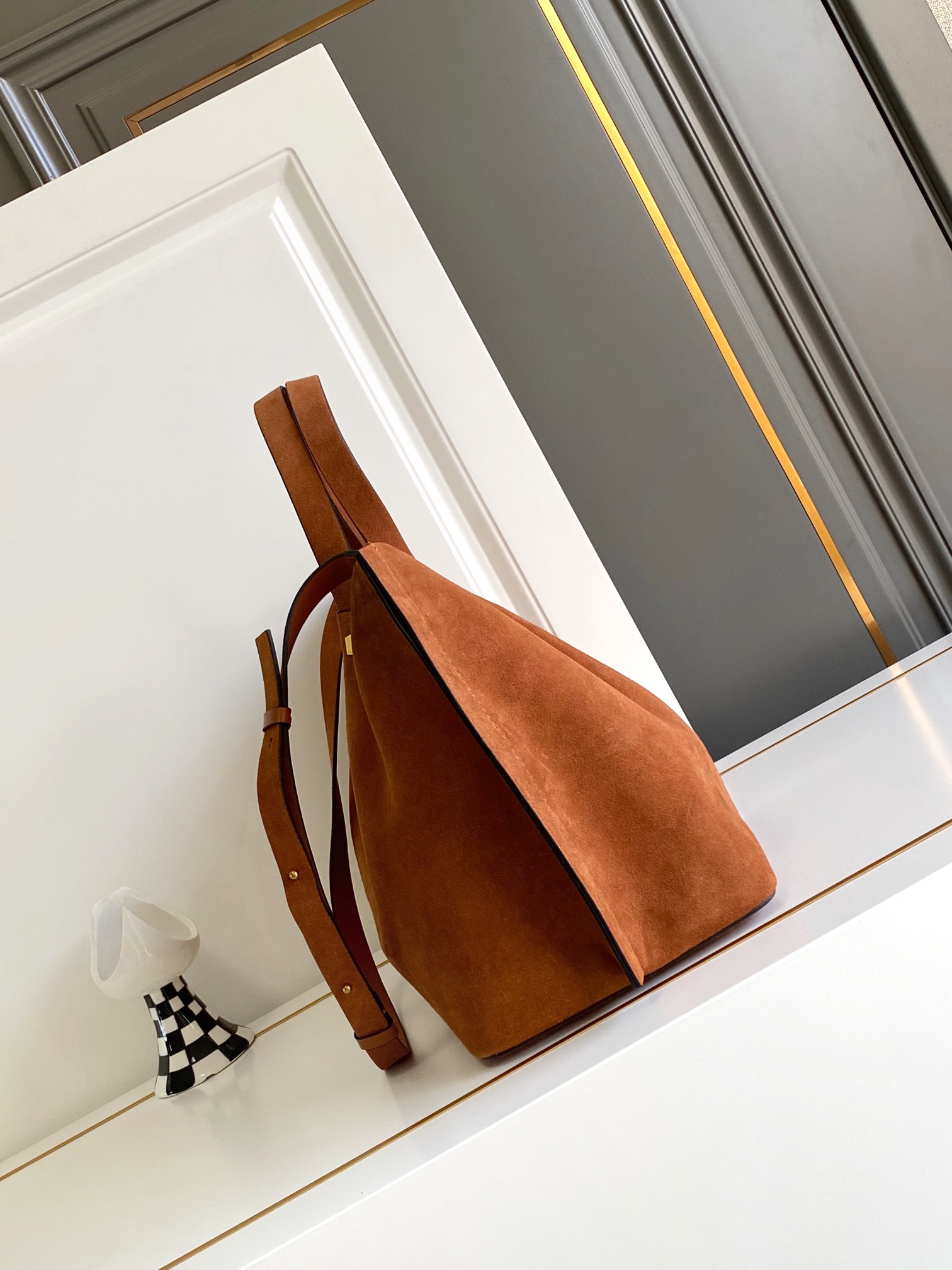 🆕Garavani VLOGO Escape 鹿绒皮大号购物袋，包袋两侧点缀红色细节，金属徽标饰件可用在