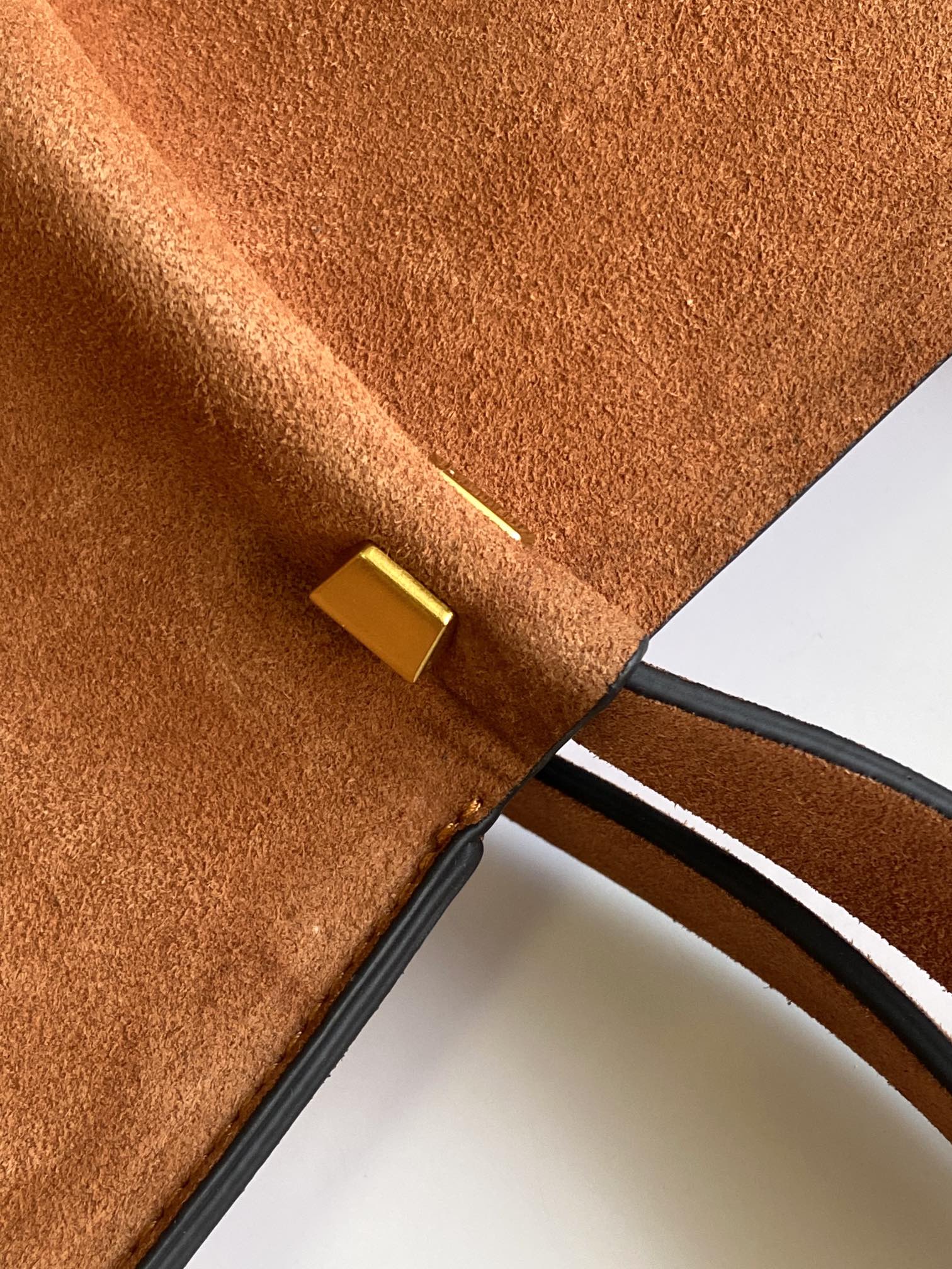 🆕Garavani VLOGO Escape 鹿绒皮大号购物袋，包袋两侧点缀红色细节，金属徽标饰件可用在