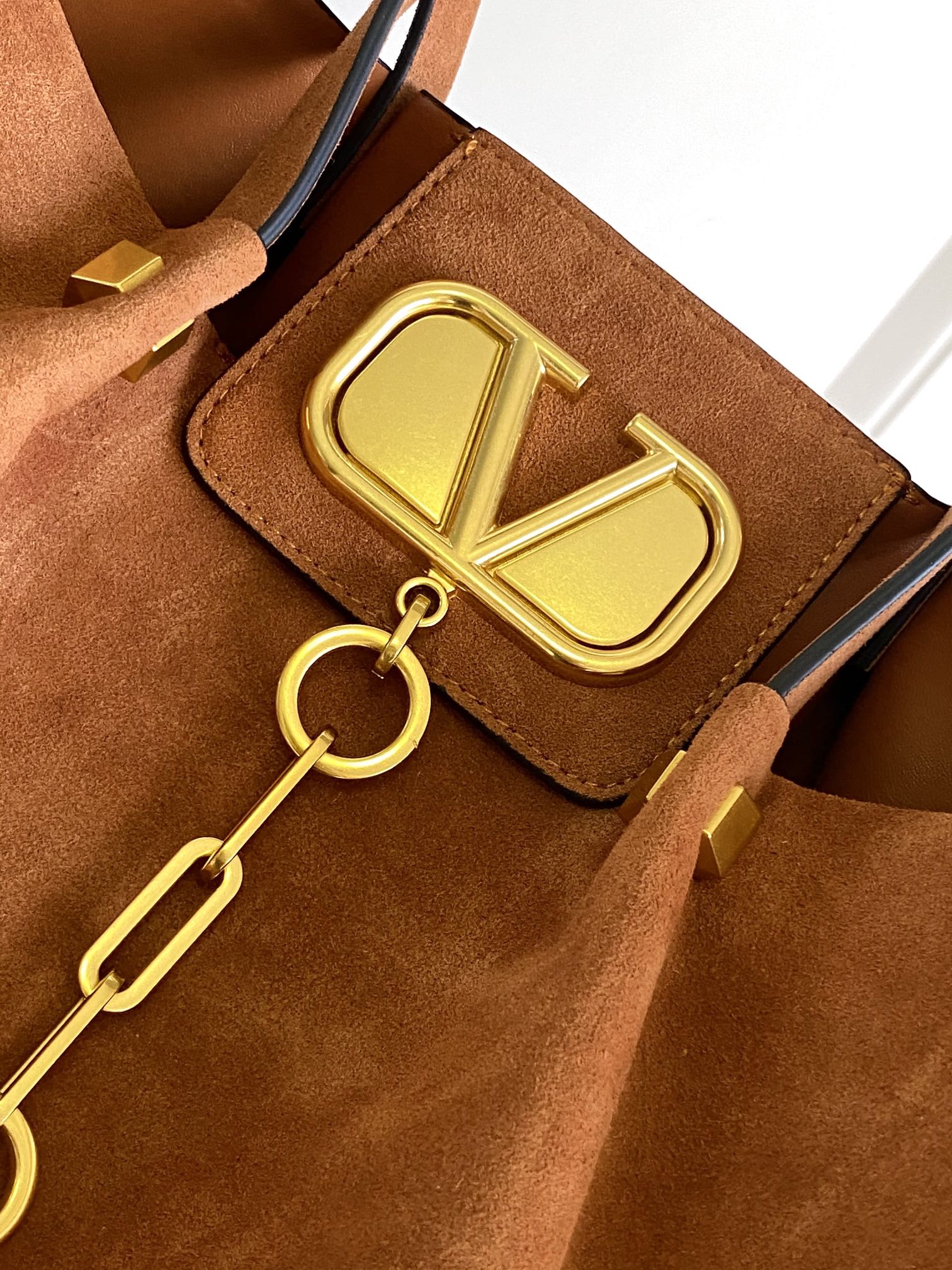 🆕Garavani VLOGO Escape 鹿绒皮大号购物袋，包袋两侧点缀红色细节，金属徽标饰件可用在