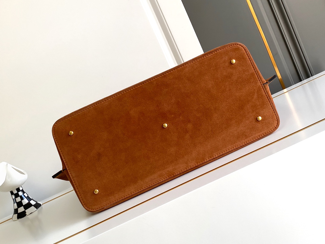 🆕Garavani VLOGO Escape 鹿绒皮大号购物袋，包袋两侧点缀红色细节，金属徽标饰件可用在