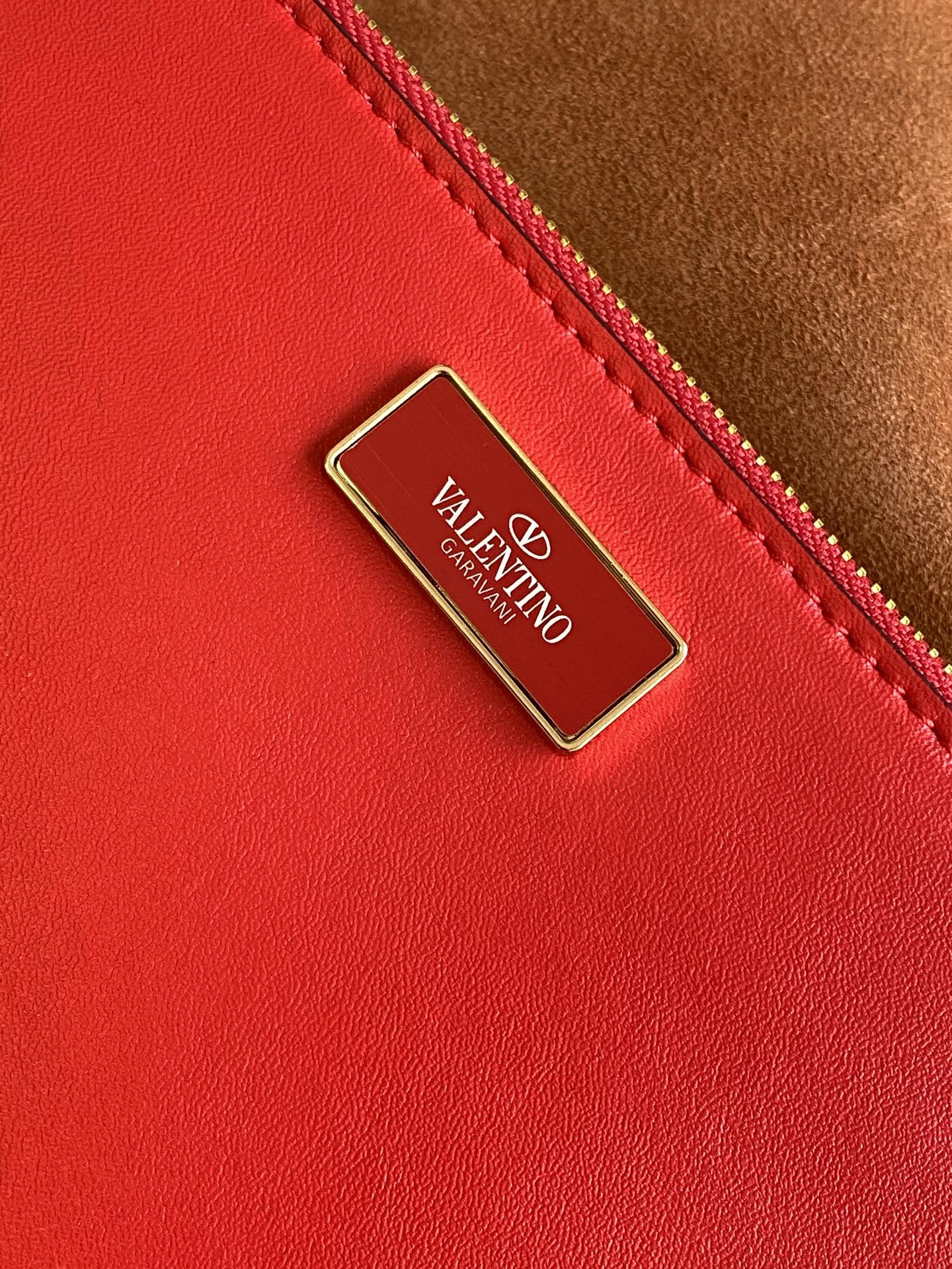🆕Garavani VLOGO Escape 鹿绒皮大号购物袋，包袋两侧点缀红色细节，金属徽标饰件可用在