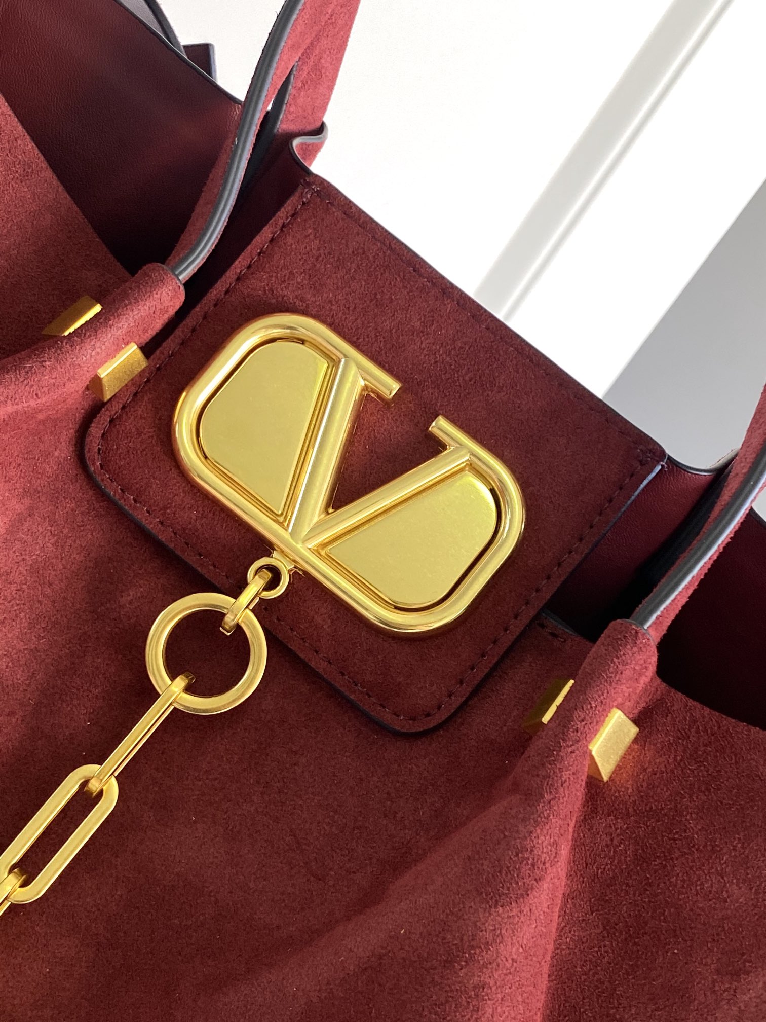 🆕Garavani VLOGO Escape 鹿绒皮大号购物袋，包袋两侧点缀红色细节，金属徽标饰件可用在