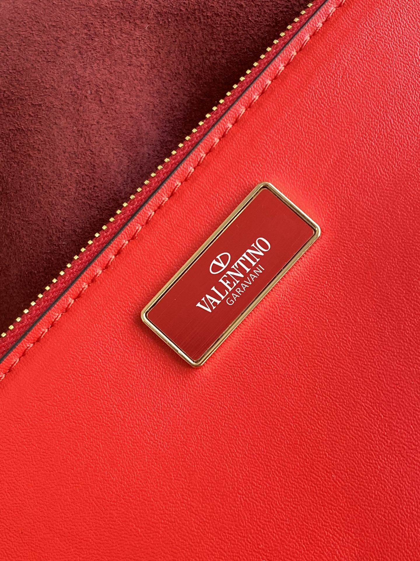 🆕Garavani VLOGO Escape 鹿绒皮大号购物袋，包袋两侧点缀红色细节，金属徽标饰件可用在