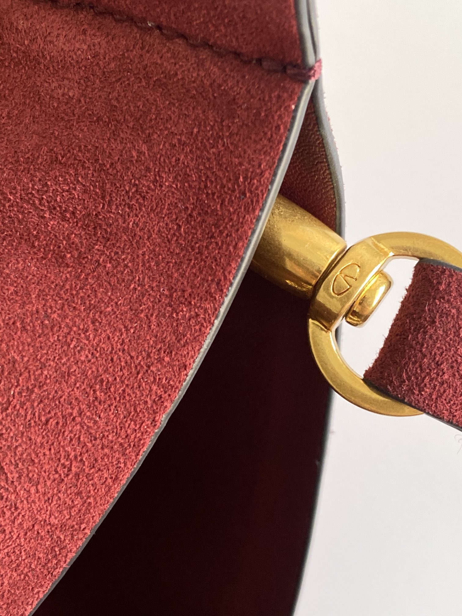 🆕Garavani VLOGO Escape 鹿绒皮大号购物袋，包袋两侧点缀红色细节，金属徽标饰件可用在