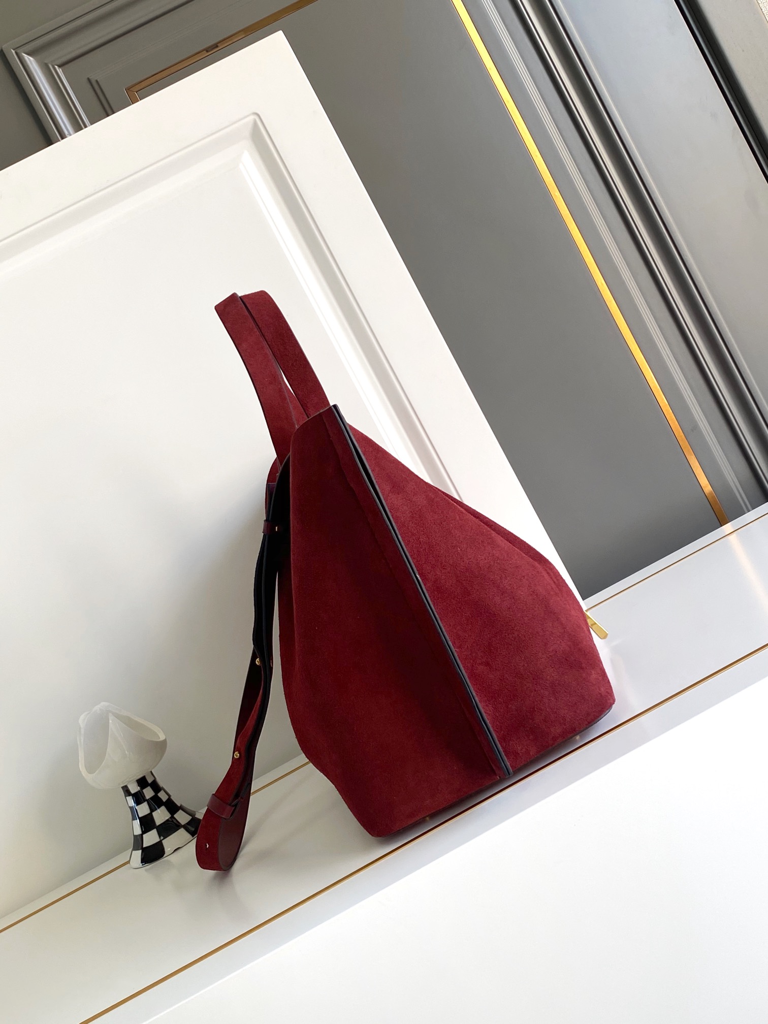 🆕Garavani VLOGO Escape 鹿绒皮大号购物袋，包袋两侧点缀红色细节，金属徽标饰件可用在