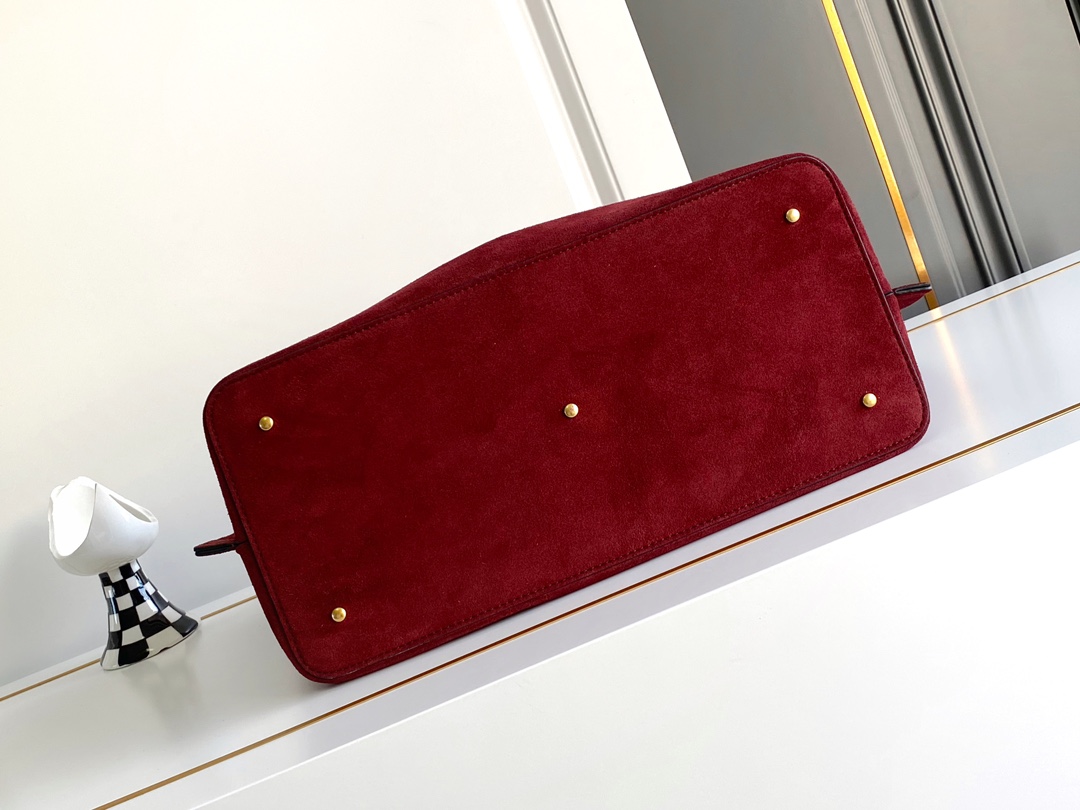 🆕Garavani VLOGO Escape 鹿绒皮大号购物袋，包袋两侧点缀红色细节，金属徽标饰件可用在