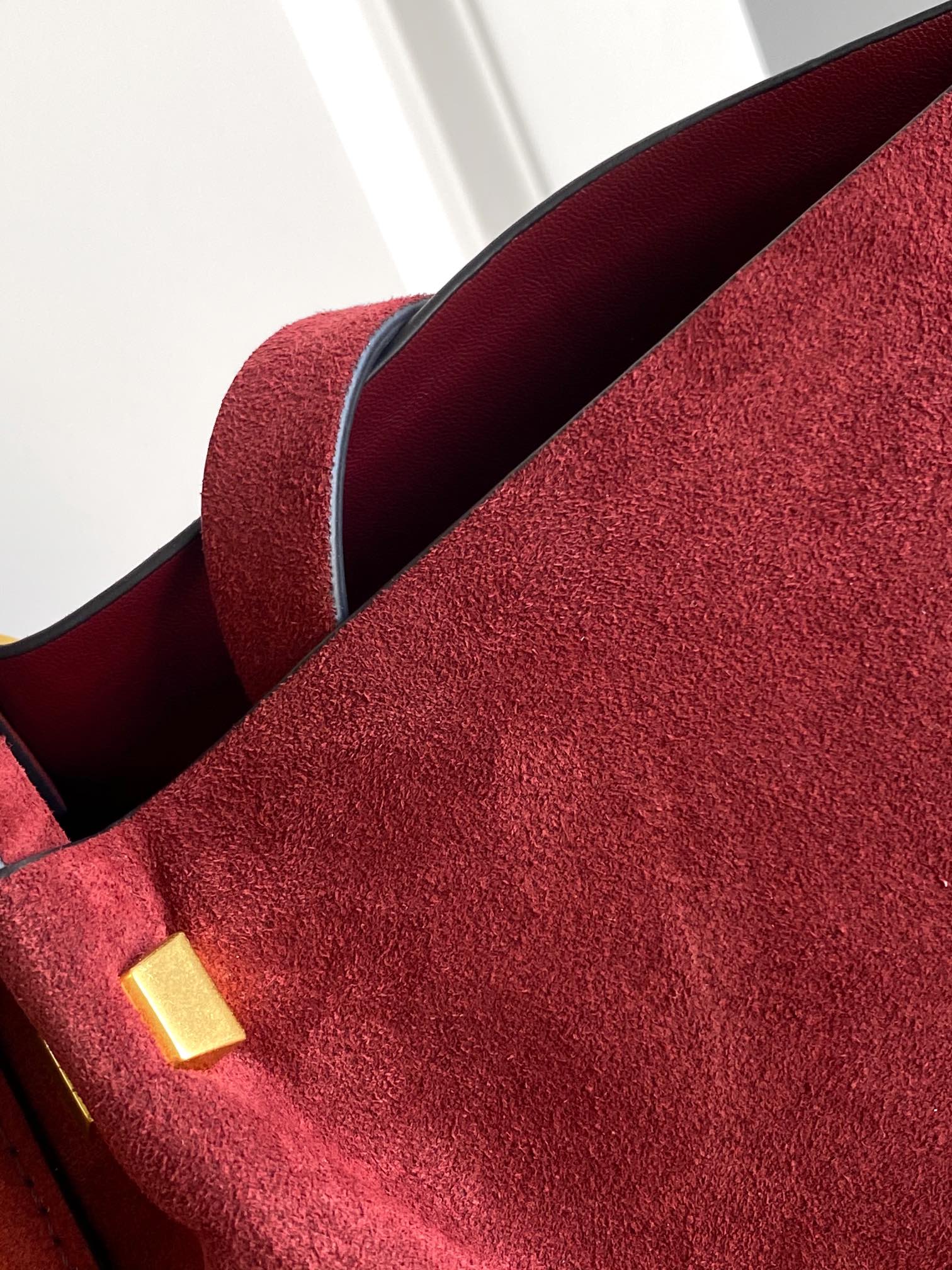 🆕Garavani VLOGO Escape 鹿绒皮大号购物袋，包袋两侧点缀红色细节，金属徽标饰件可用在