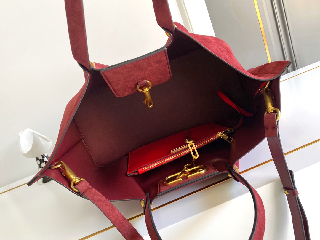 🆕Garavani VLOGO Escape 鹿绒皮大号购物袋，包袋两侧点缀红色细节，金属徽标饰件可用在