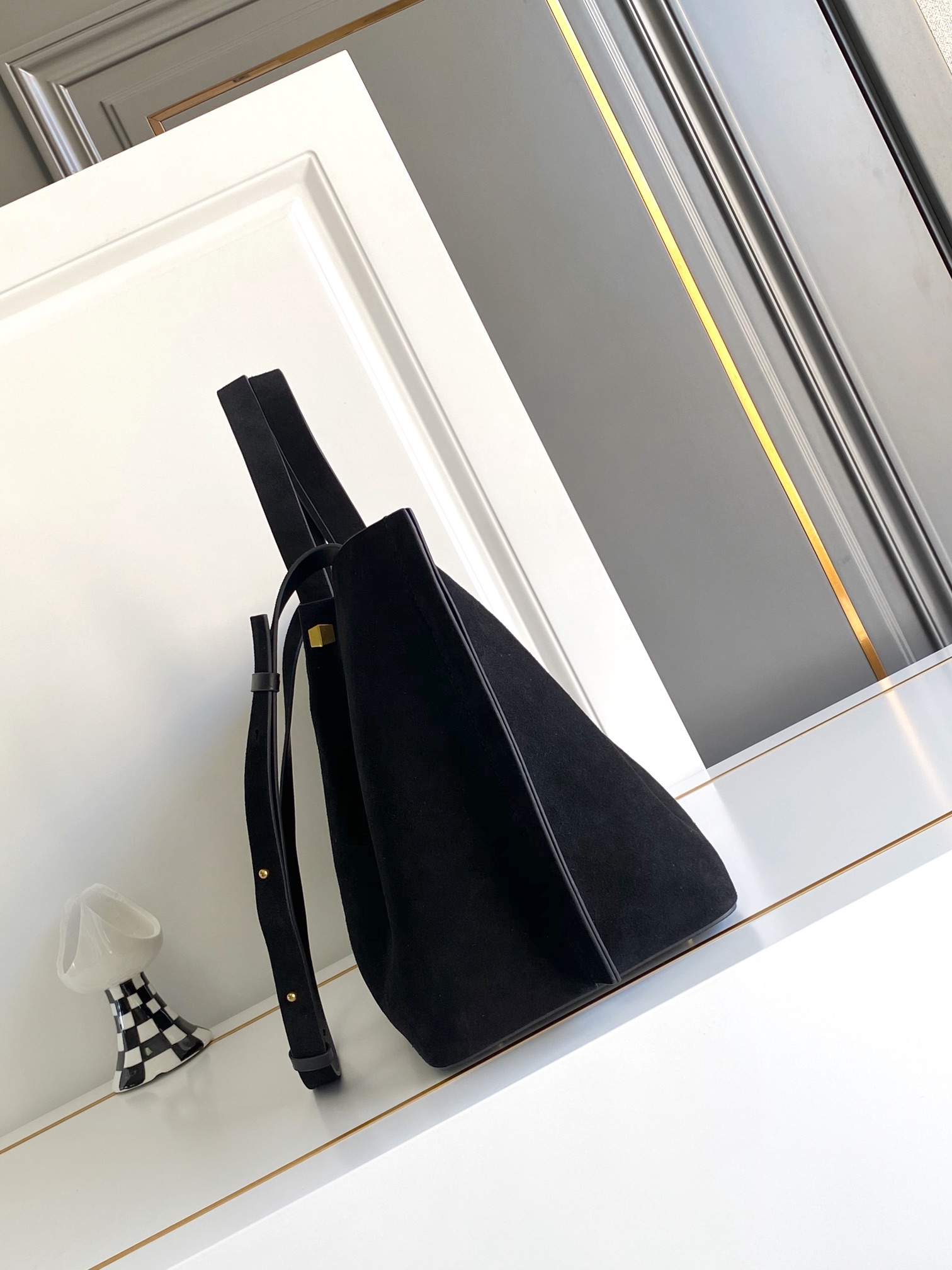 🆕Garavani VLOGO Escape 鹿绒皮大号购物袋，包袋两侧点缀红色细节，金属徽标饰件可用在