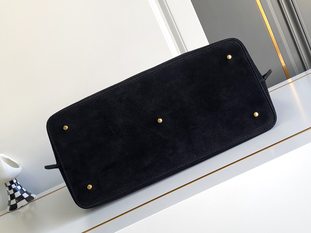 🆕Garavani VLOGO Escape 鹿绒皮大号购物袋，包袋两侧点缀红色细节，金属徽标饰件可用在