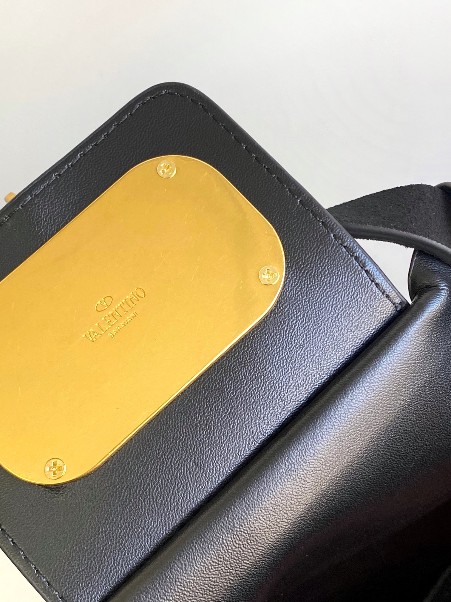 🆕Garavani VLOGO Escape 鹿绒皮大号购物袋，包袋两侧点缀红色细节，金属徽标饰件可用在