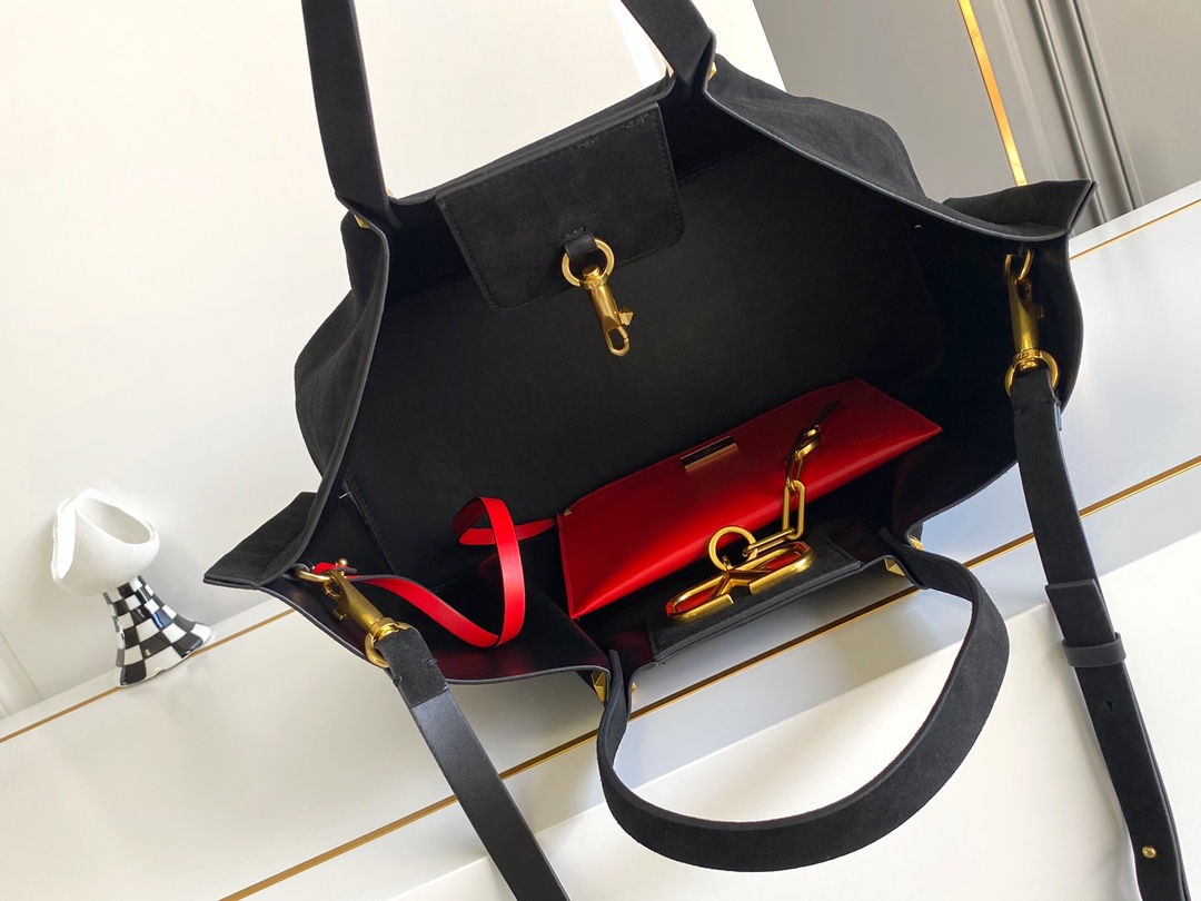 🆕Garavani VLOGO Escape 鹿绒皮大号购物袋，包袋两侧点缀红色细节，金属徽标饰件可用在