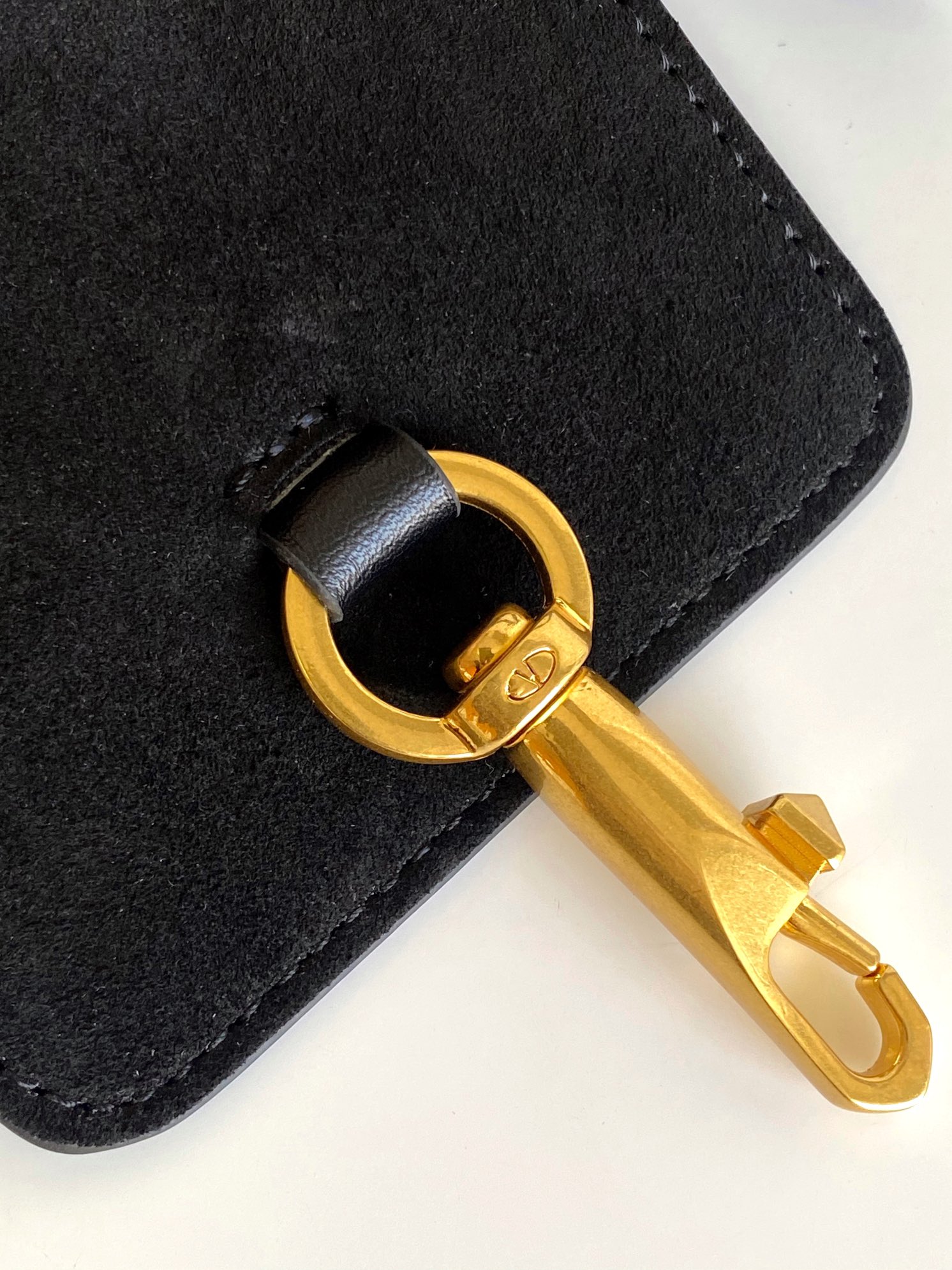 🆕Garavani VLOGO Escape 鹿绒皮大号购物袋，包袋两侧点缀红色细节，金属徽标饰件可用在