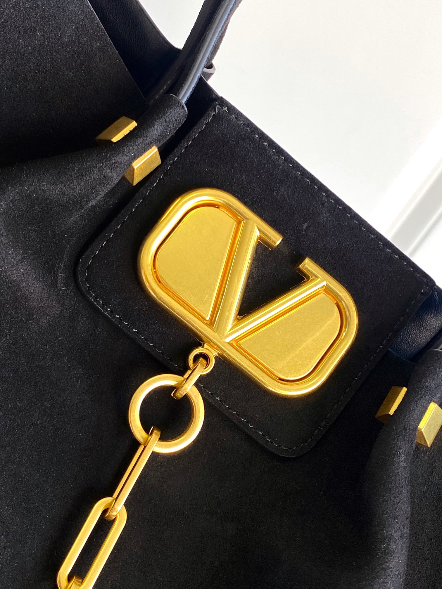 🆕Garavani VLOGO Escape 鹿绒皮大号购物袋，包袋两侧点缀红色细节，金属徽标饰件可用在