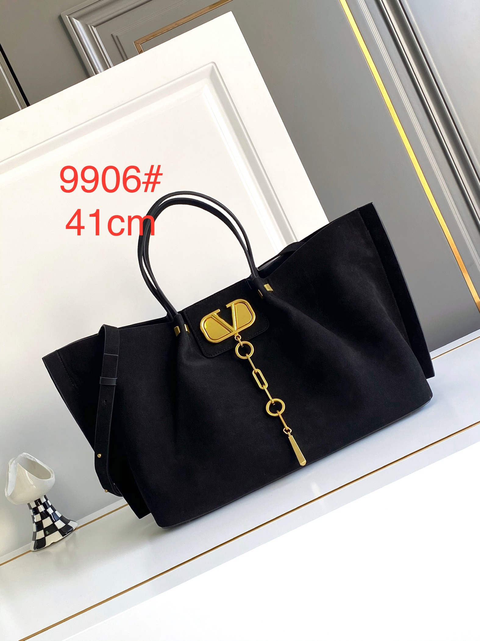 🆕Garavani VLOGO Escape 鹿绒皮大号购物袋，包袋两侧点缀红色细节，金属徽标饰件可用在