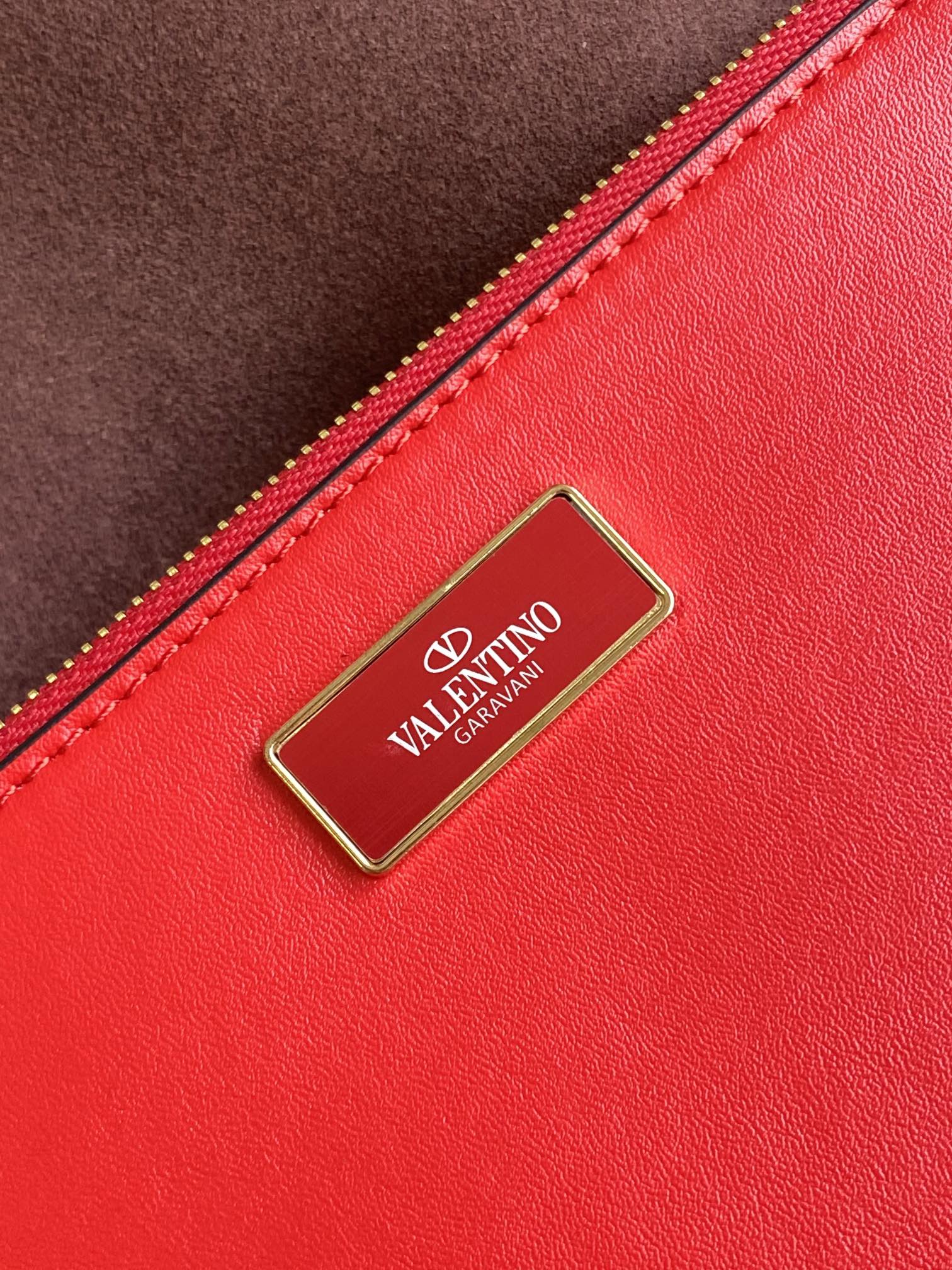 🆕Garavani VLOGO Escape 鹿绒皮大号购物袋，包袋两侧点缀红色细节，金属徽标饰件可用在