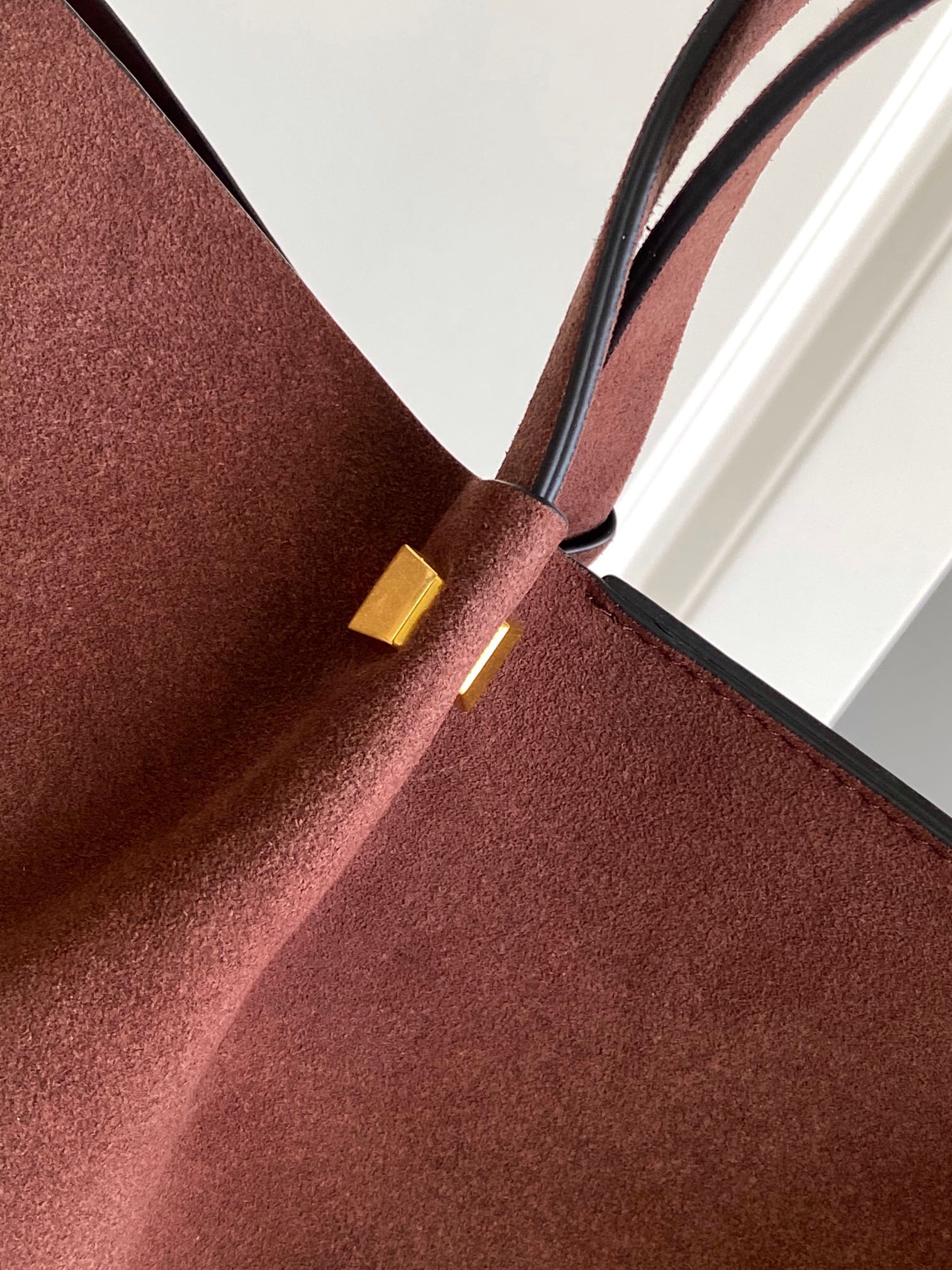 🆕Garavani VLOGO Escape 鹿绒皮大号购物袋，包袋两侧点缀红色细节，金属徽标饰件可用在