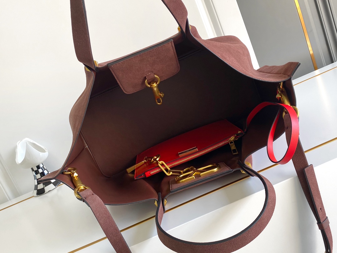 🆕Garavani VLOGO Escape 鹿绒皮大号购物袋，包袋两侧点缀红色细节，金属徽标饰件可用在