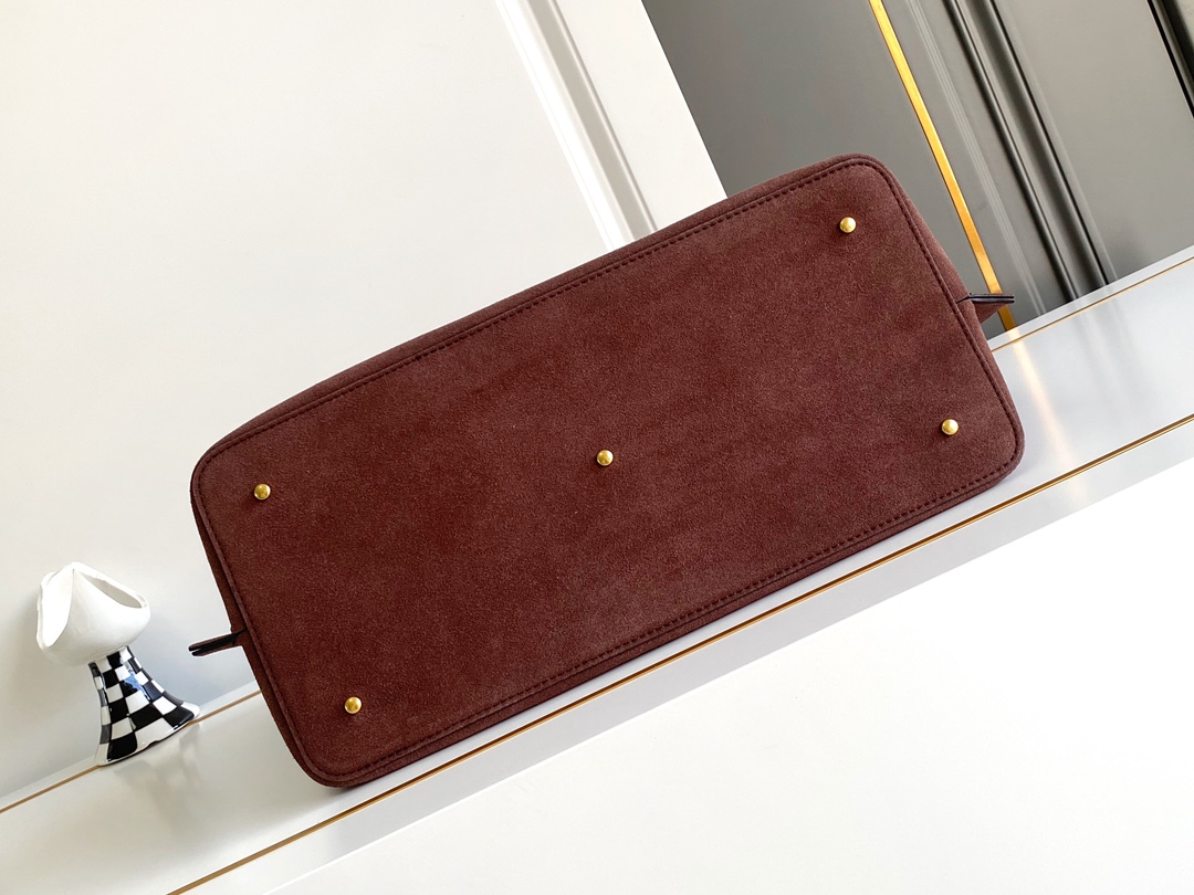 🆕Garavani VLOGO Escape 鹿绒皮大号购物袋，包袋两侧点缀红色细节，金属徽标饰件可用在