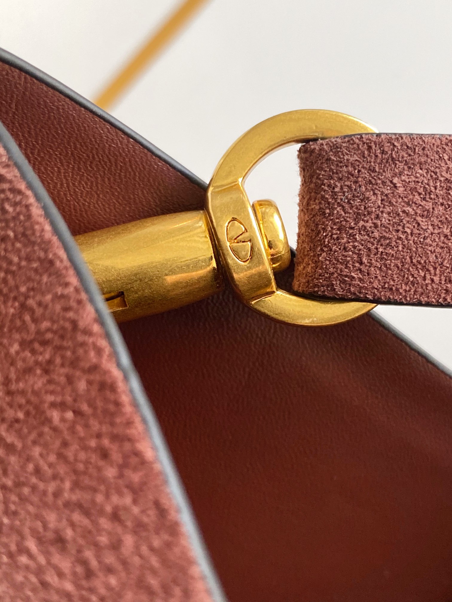 🆕Garavani VLOGO Escape 鹿绒皮大号购物袋，包袋两侧点缀红色细节，金属徽标饰件可用在