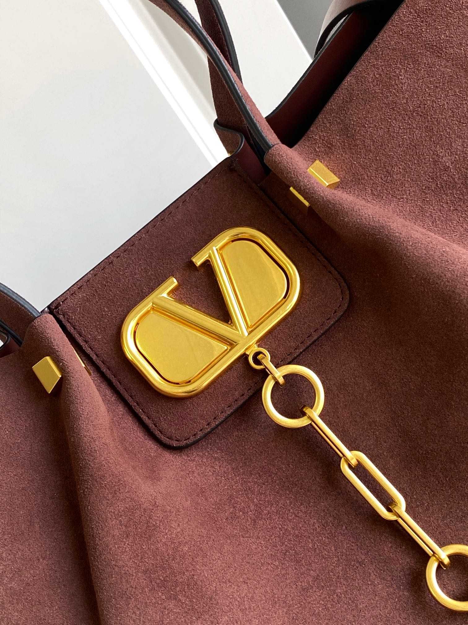 🆕Garavani VLOGO Escape 鹿绒皮大号购物袋，包袋两侧点缀红色细节，金属徽标饰件可用在