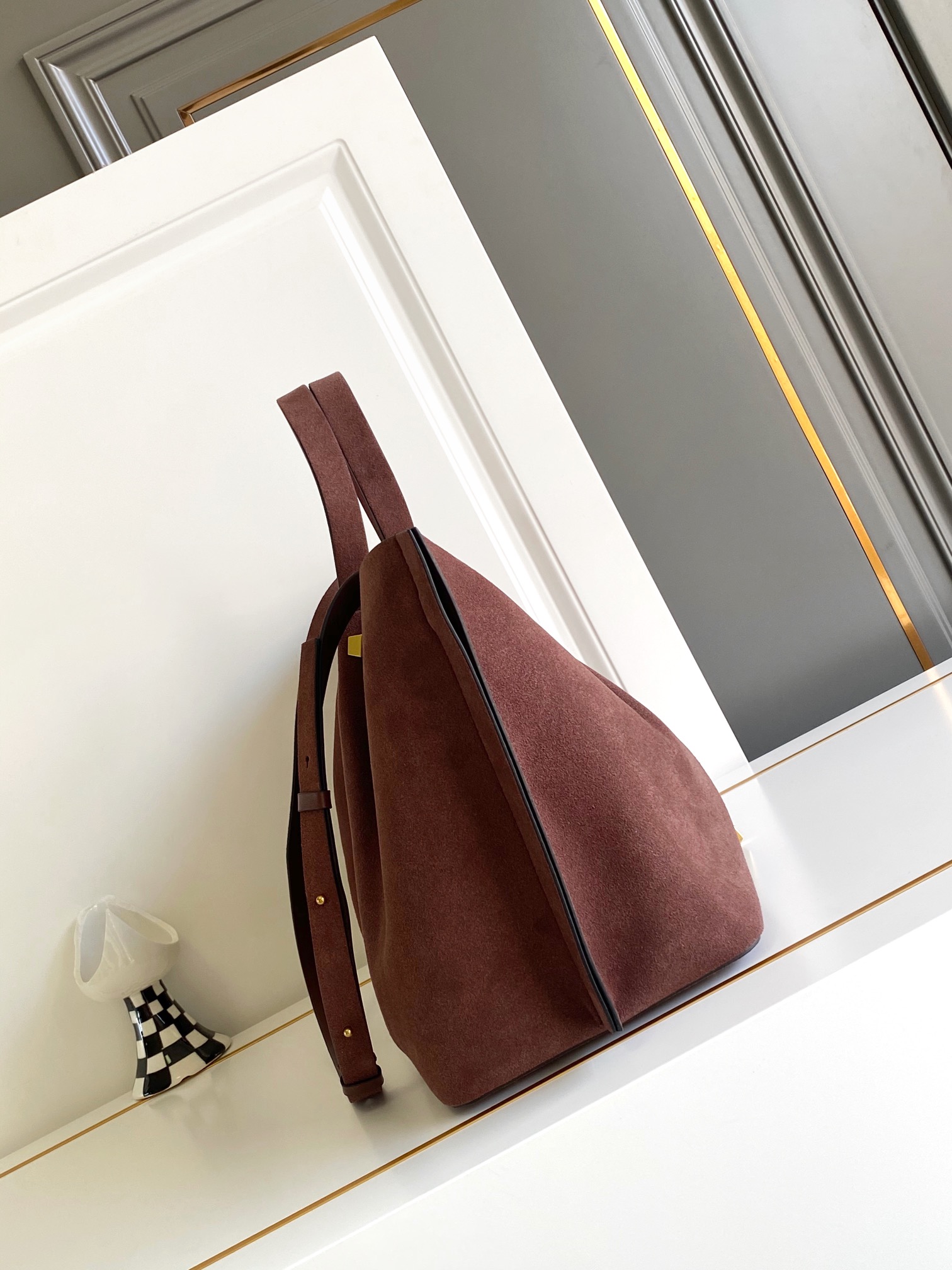 🆕Garavani VLOGO Escape 鹿绒皮大号购物袋，包袋两侧点缀红色细节，金属徽标饰件可用在