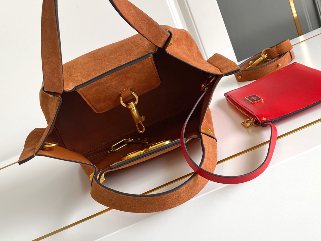 🆕Garavani VLOGO Escape 鹿绒皮大号购物袋，包袋两侧点缀红色细节，金属徽标饰件可用在