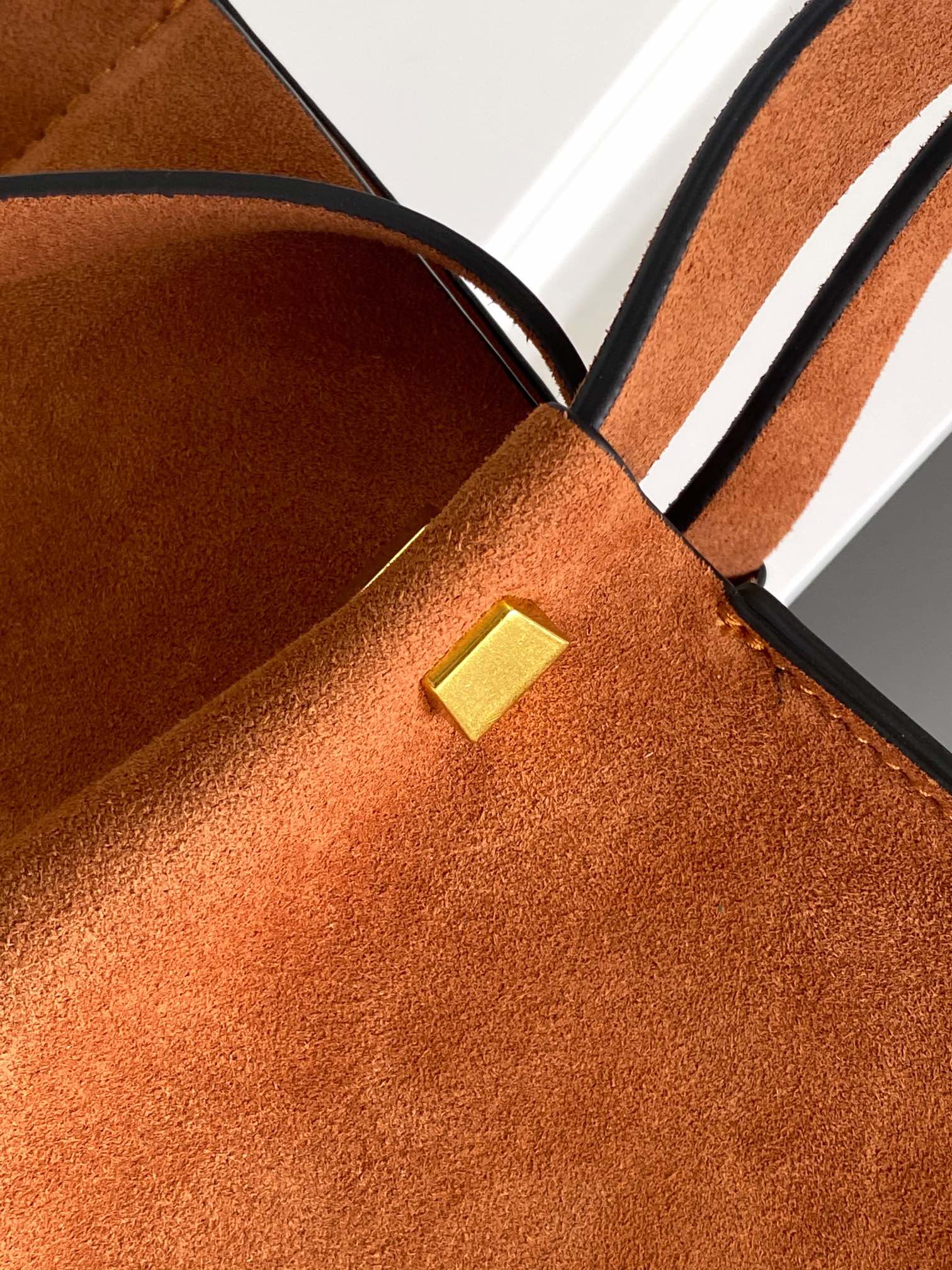 🆕Garavani VLOGO Escape 鹿绒皮大号购物袋，包袋两侧点缀红色细节，金属徽标饰件可用在