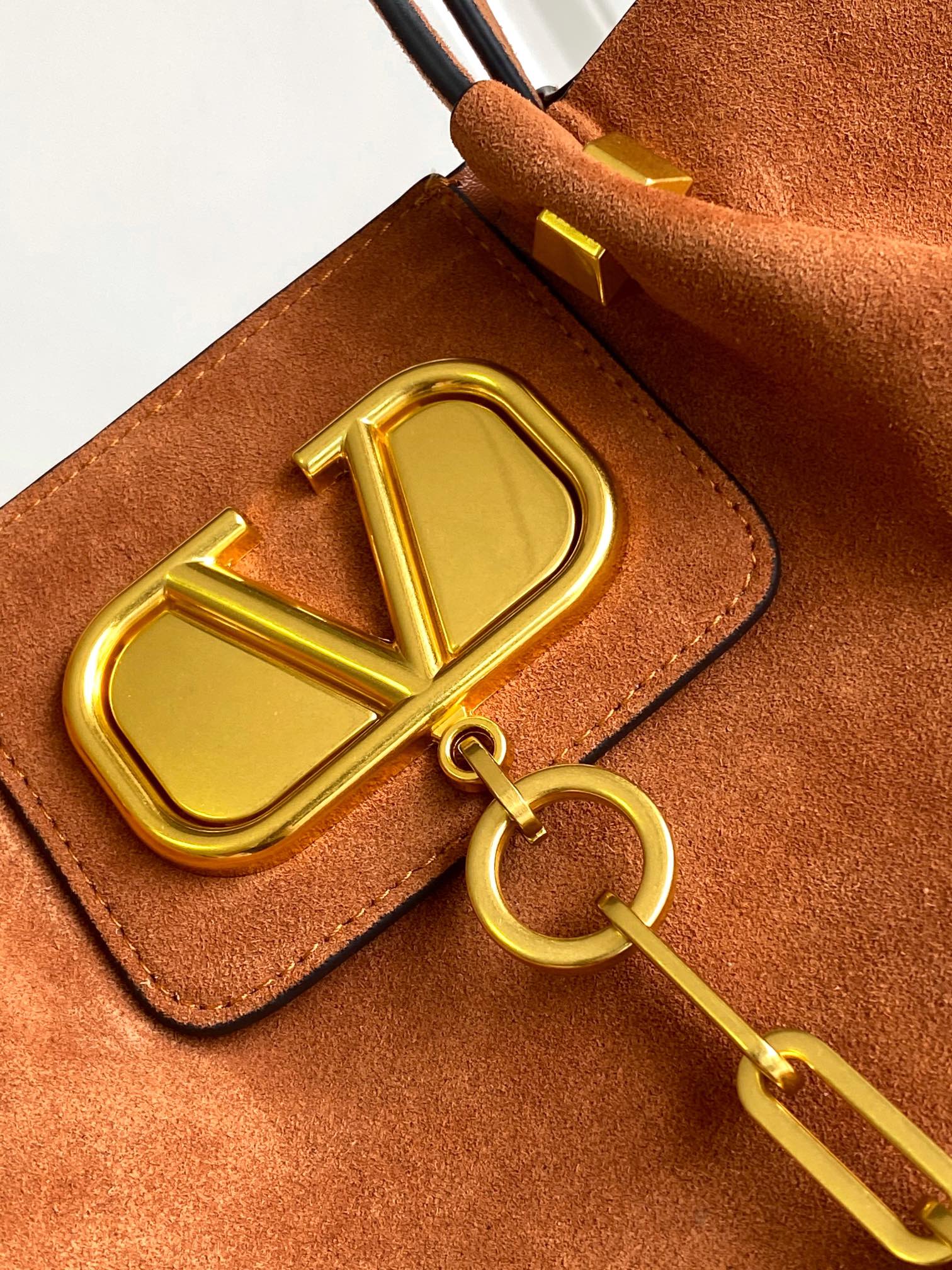 🆕Garavani VLOGO Escape 鹿绒皮大号购物袋，包袋两侧点缀红色细节，金属徽标饰件可用在