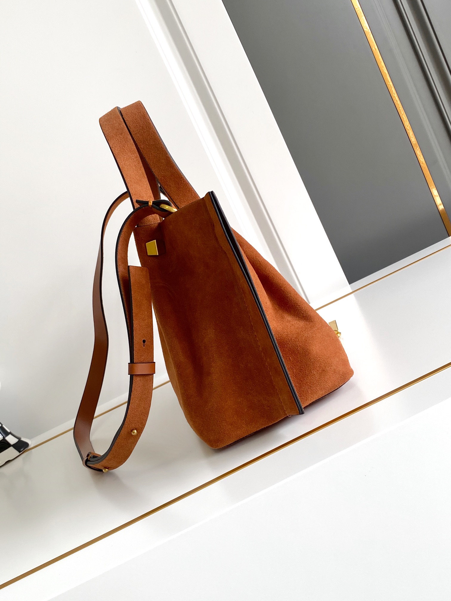 🆕Garavani VLOGO Escape 鹿绒皮大号购物袋，包袋两侧点缀红色细节，金属徽标饰件可用在