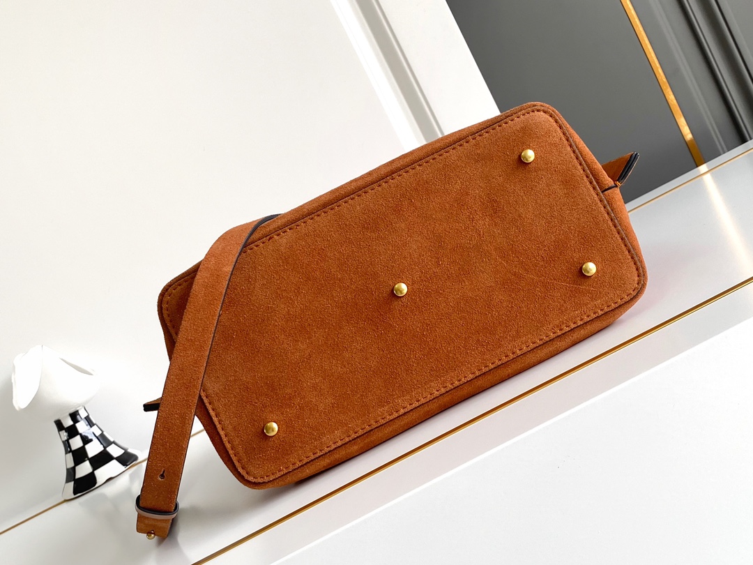 🆕Garavani VLOGO Escape 鹿绒皮大号购物袋，包袋两侧点缀红色细节，金属徽标饰件可用在