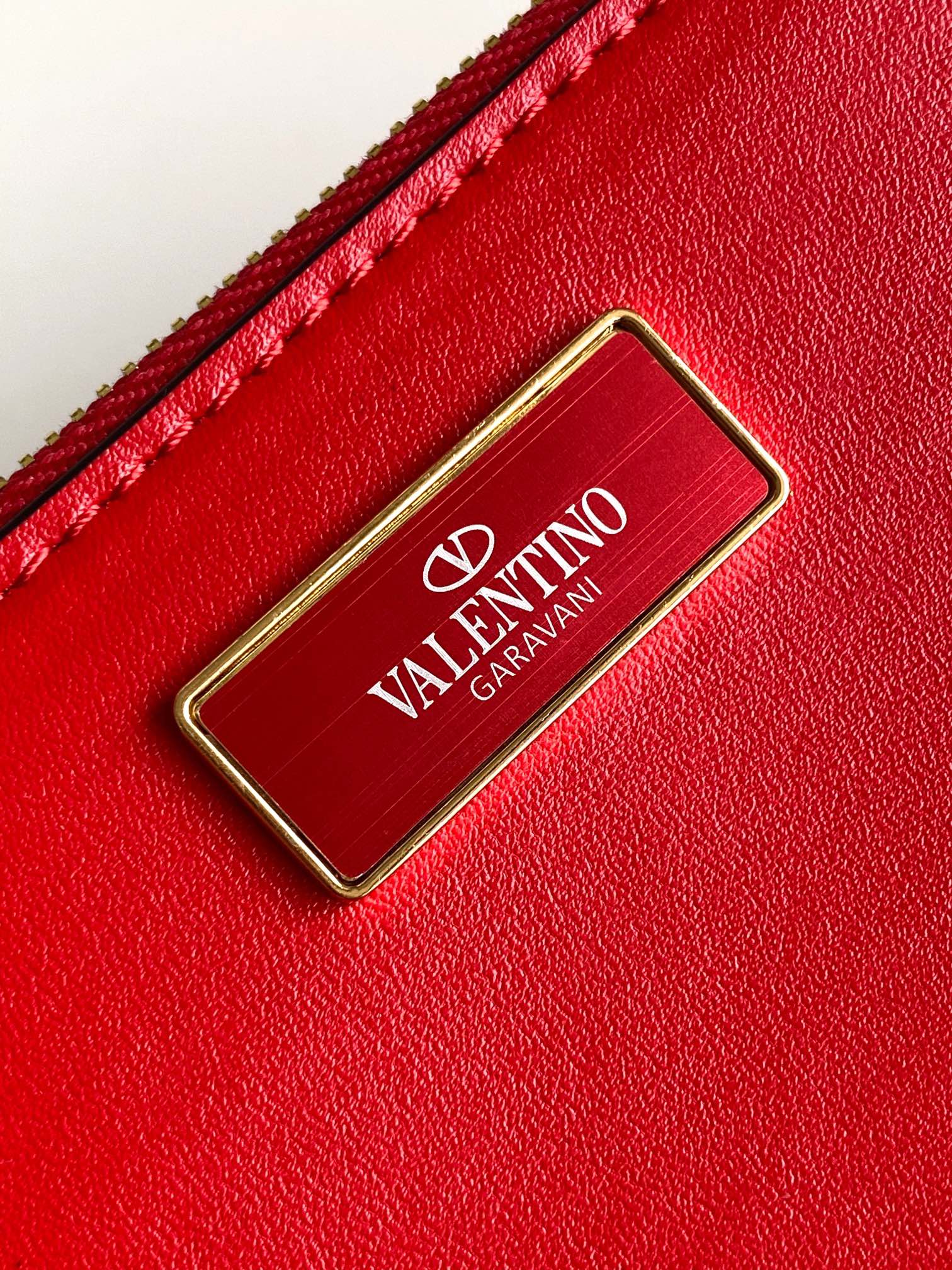 🆕Garavani VLOGO Escape 鹿绒皮大号购物袋，包袋两侧点缀红色细节，金属徽标饰件可用在