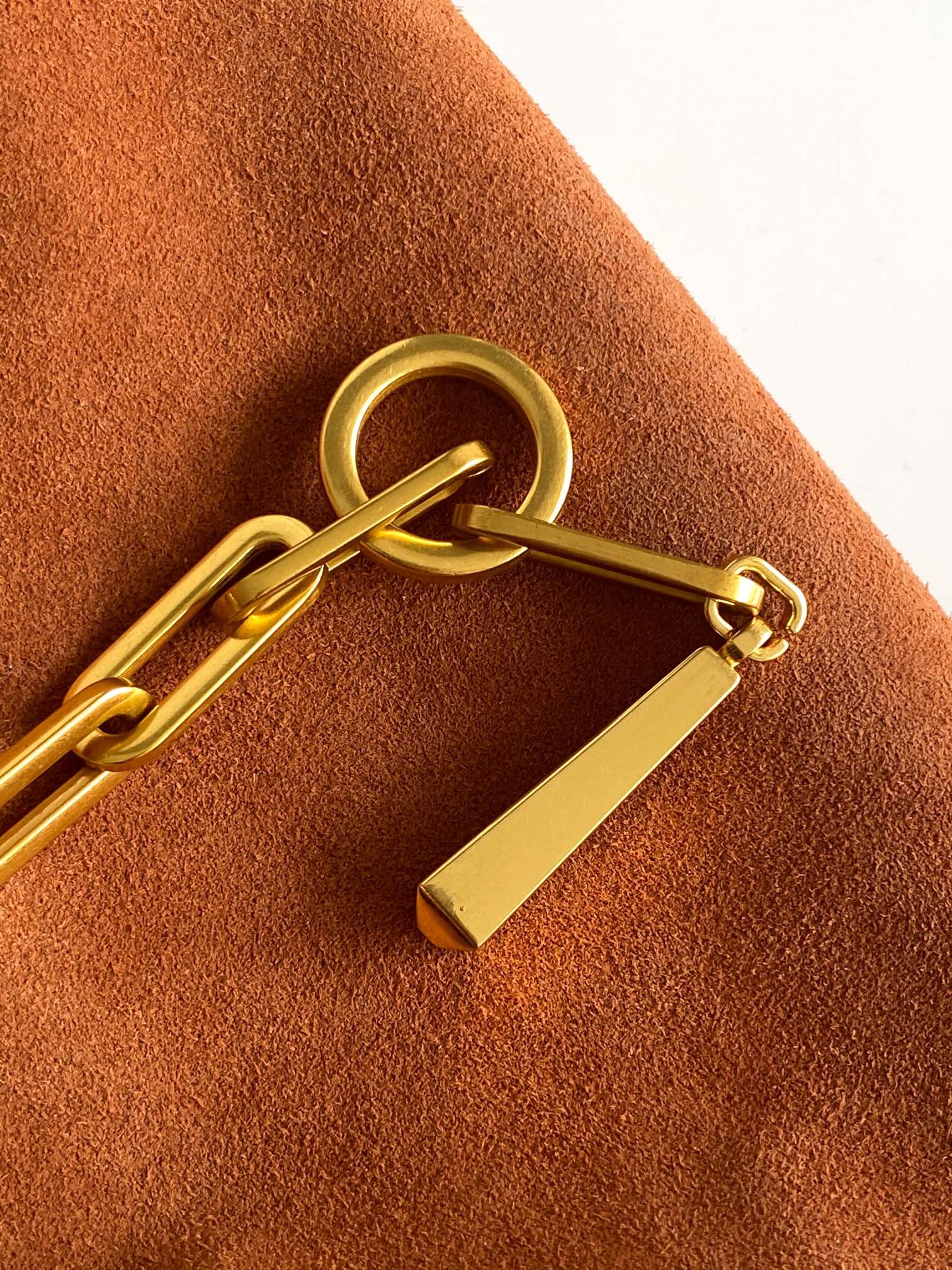 🆕Garavani VLOGO Escape 鹿绒皮大号购物袋，包袋两侧点缀红色细节，金属徽标饰件可用在