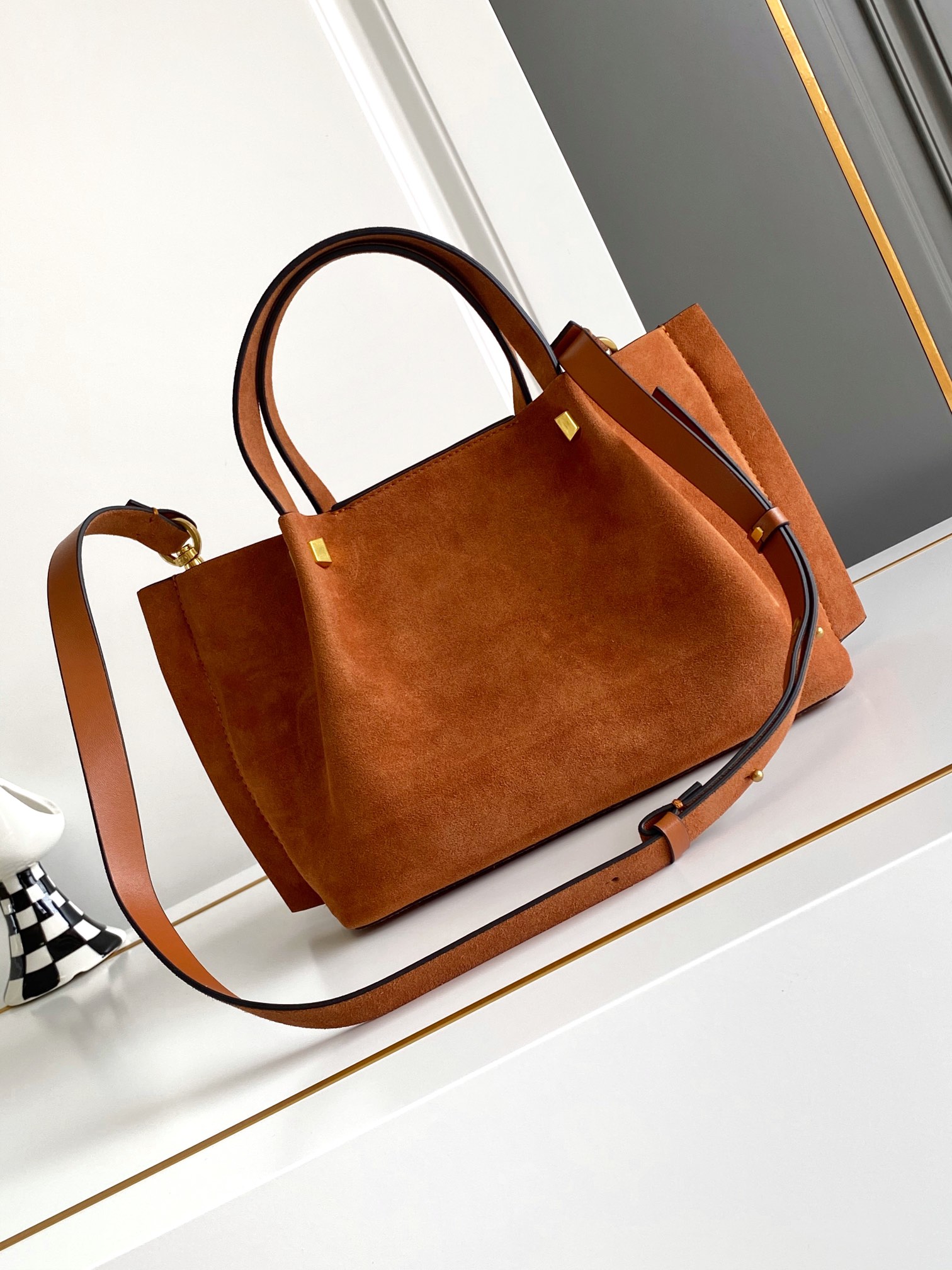 🆕Garavani VLOGO Escape 鹿绒皮大号购物袋，包袋两侧点缀红色细节，金属徽标饰件可用在