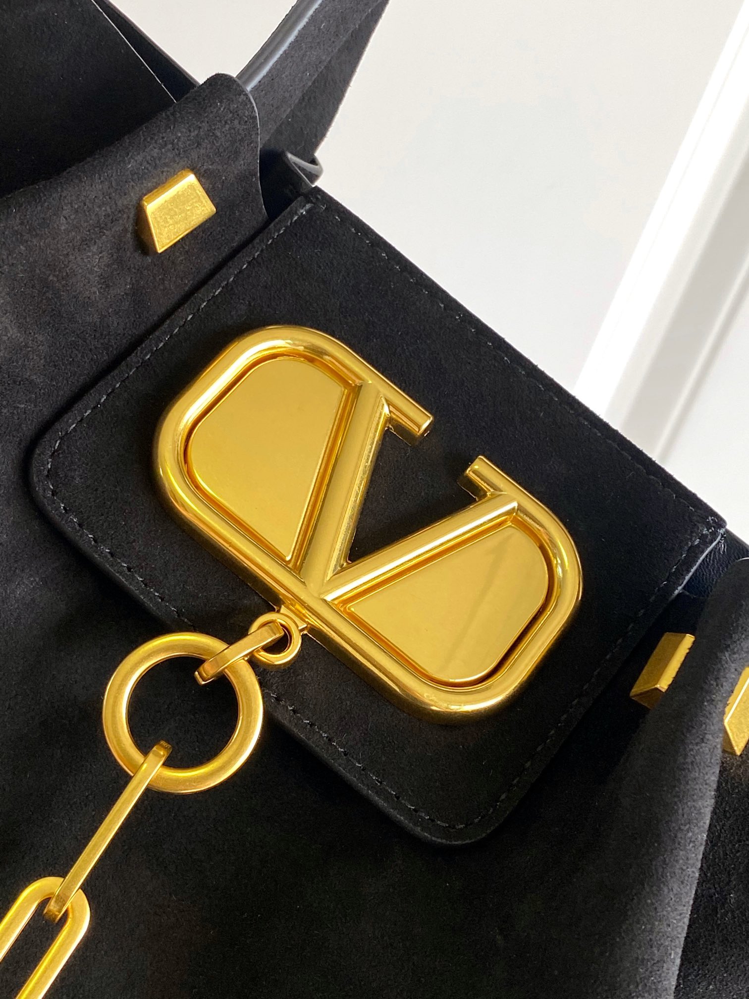 🆕Garavani VLOGO Escape 鹿绒皮大号购物袋，包袋两侧点缀红色细节，金属徽标饰件可用在