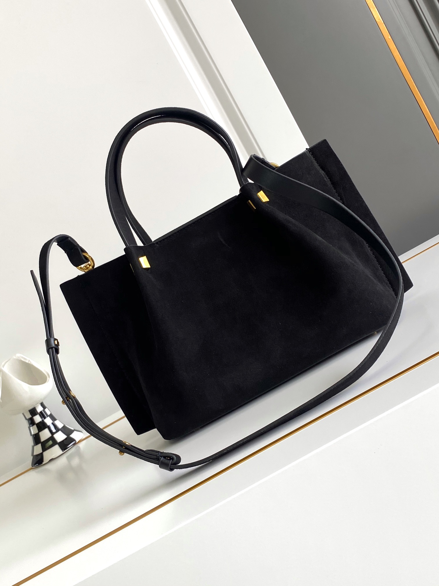 🆕Garavani VLOGO Escape 鹿绒皮大号购物袋，包袋两侧点缀红色细节，金属徽标饰件可用在